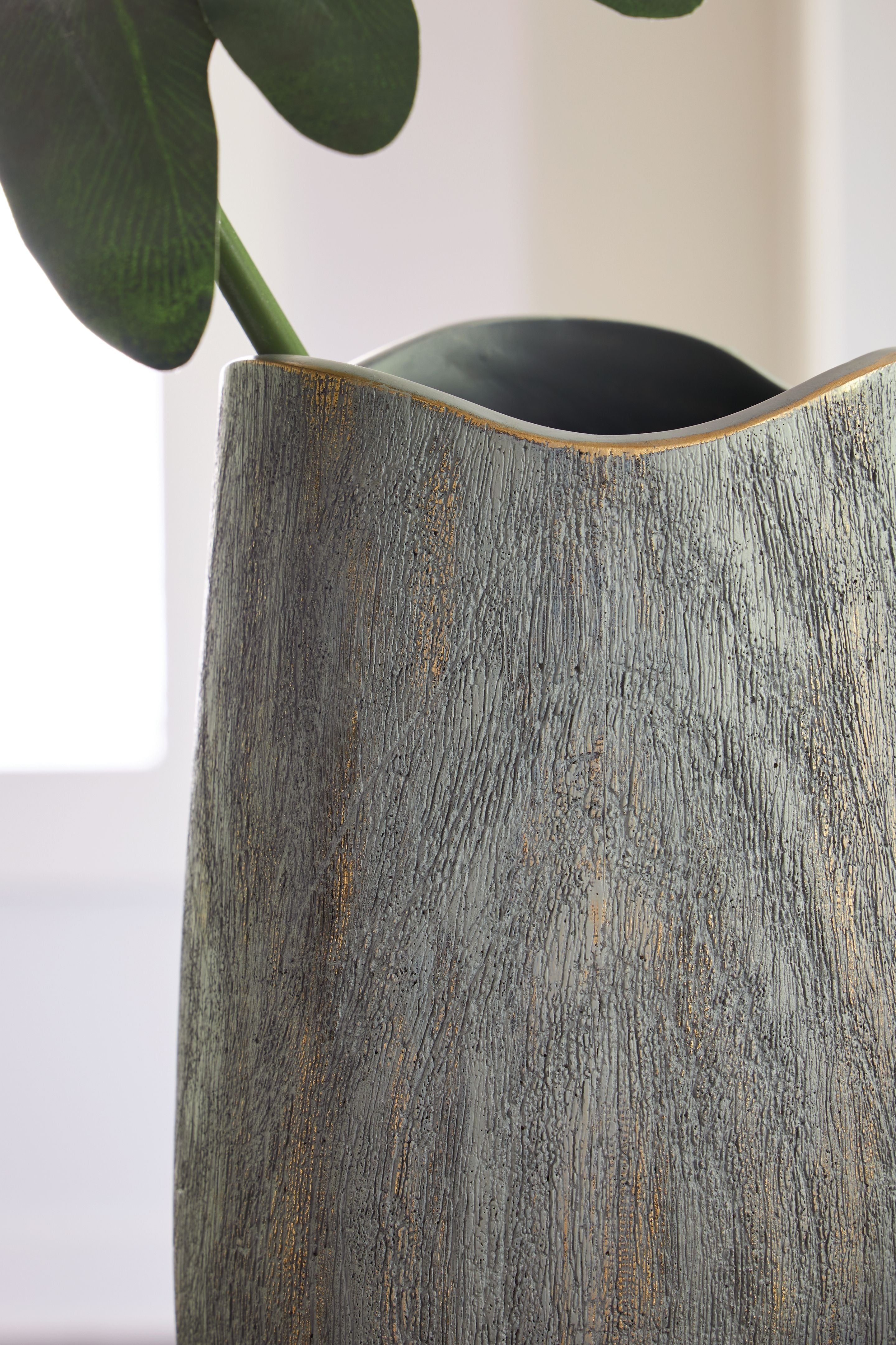 Signature Design by Ashley® Iverly - Vase | Meri Furniture