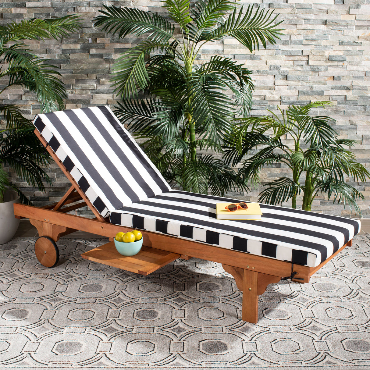 NEWPORT LOUNGE CHAIR /NATURAL/BLACK STRIPE CUSHION