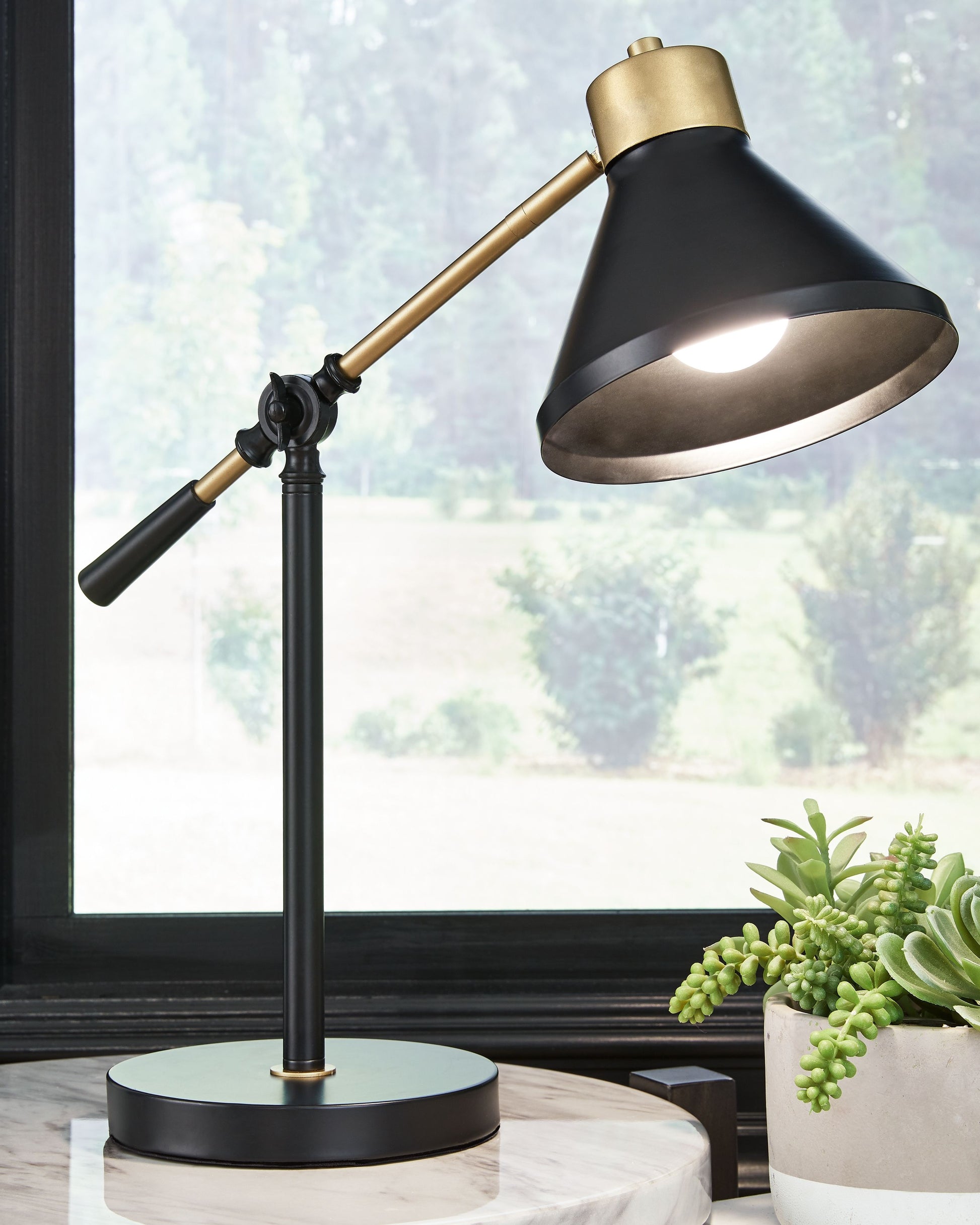 Ashley Furniture Garville - Metal Lamp | Meri Furniture