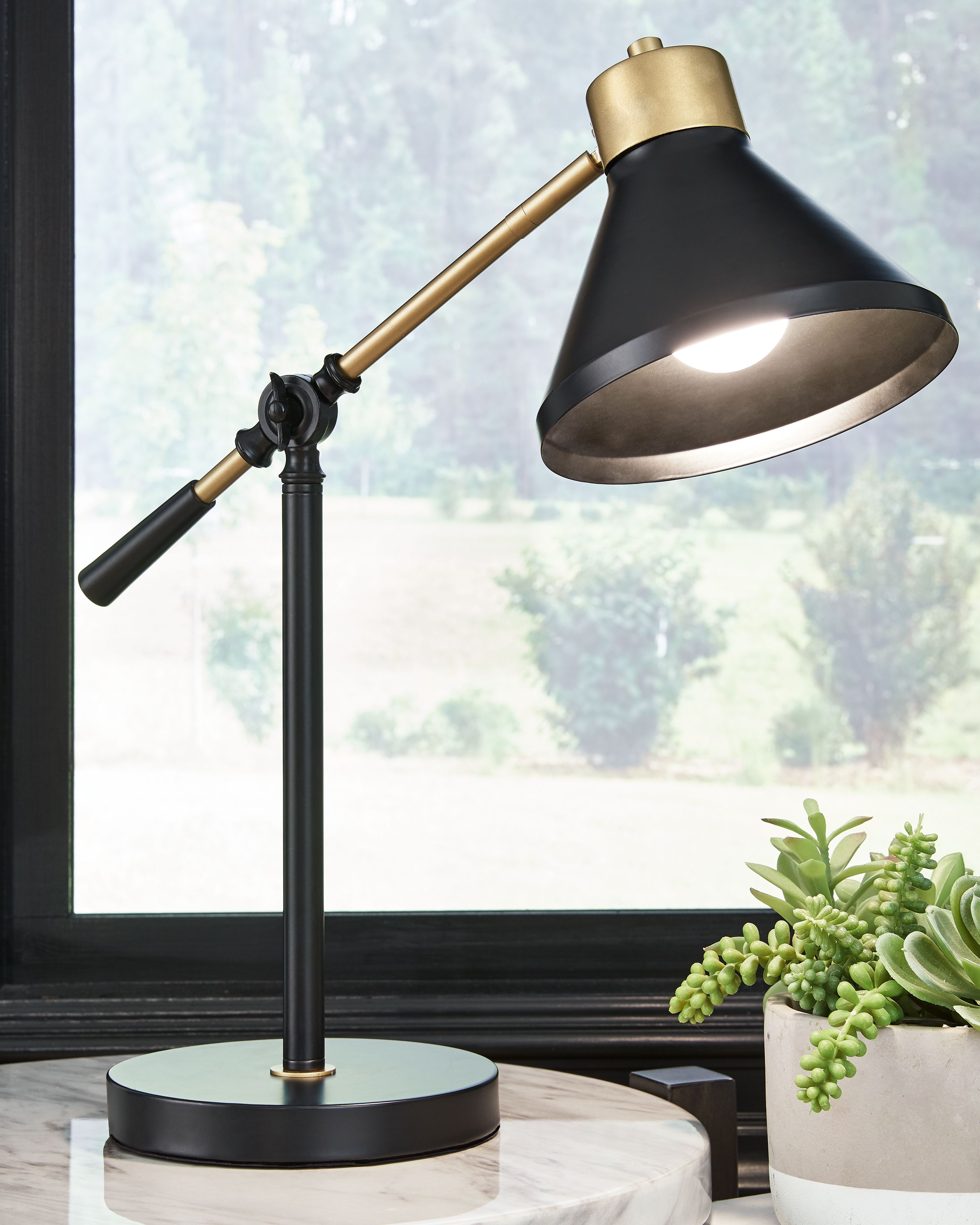 Ashley Furniture Garville - Metal Lamp | Meri Furniture