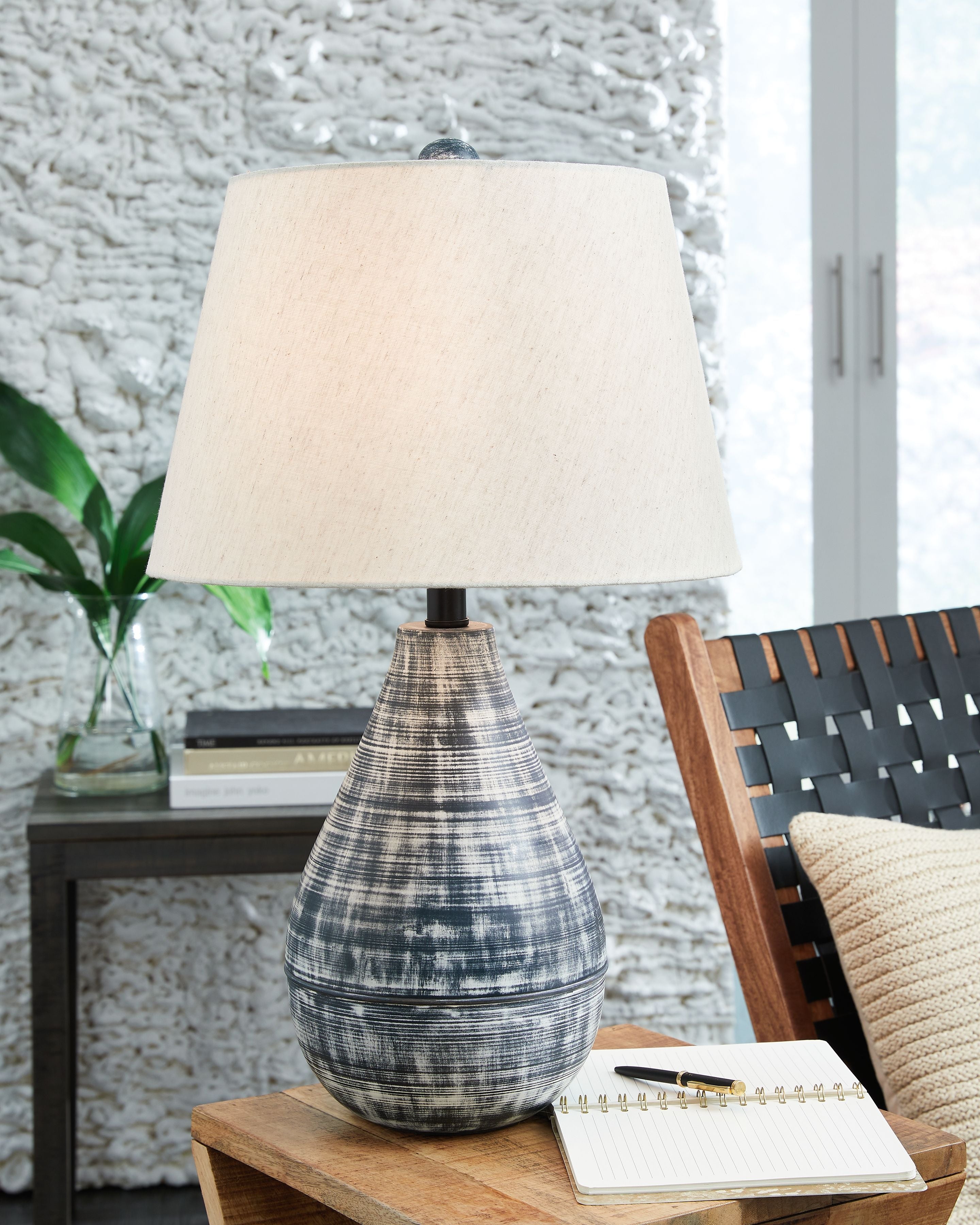 Ashley Furniture Erivell - Taupe / Black - Metal Table Lamp (Set of 2) | Meri Furniture
