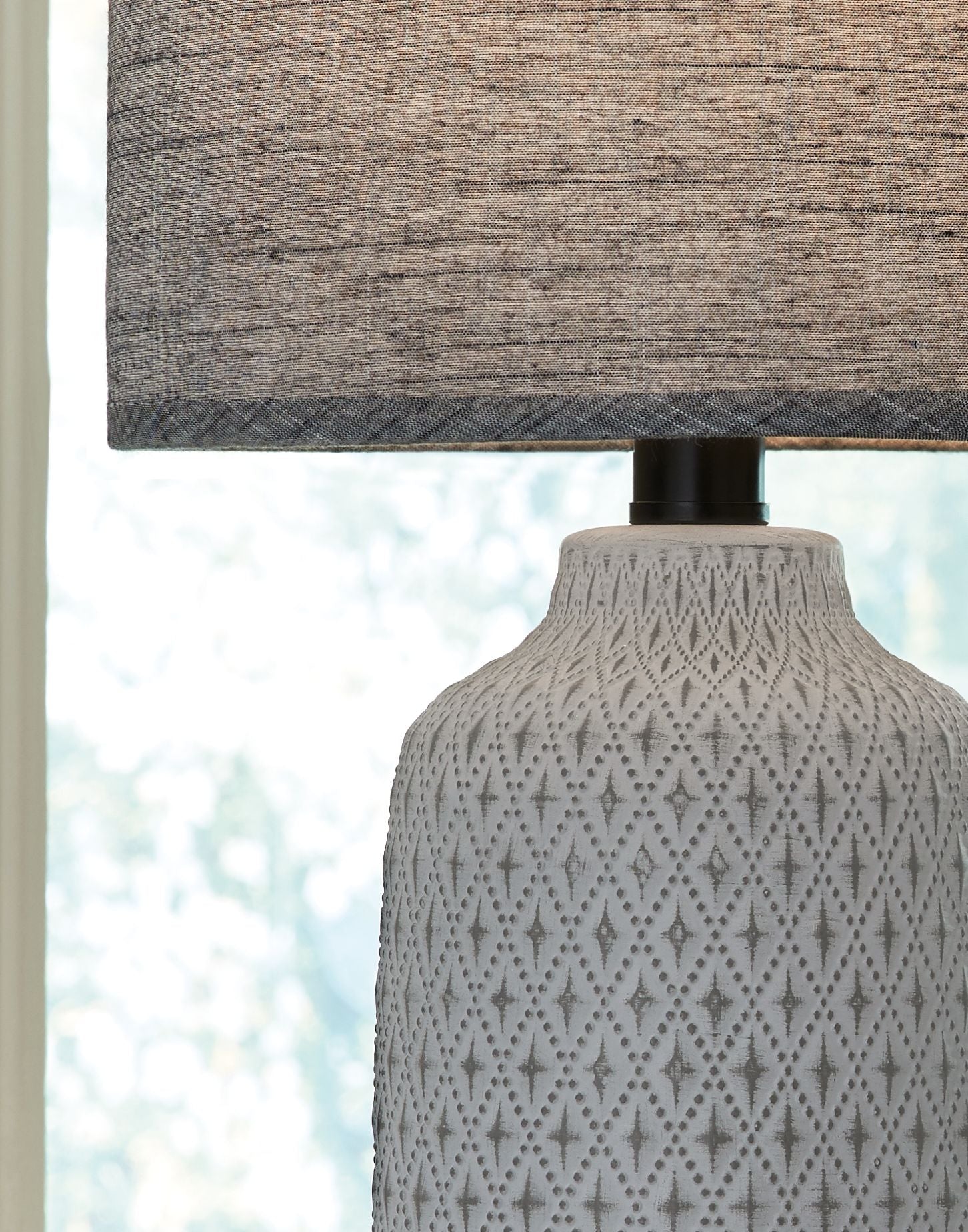 Ashley Furniture Donnford - Table Lamp | Meri Furniture