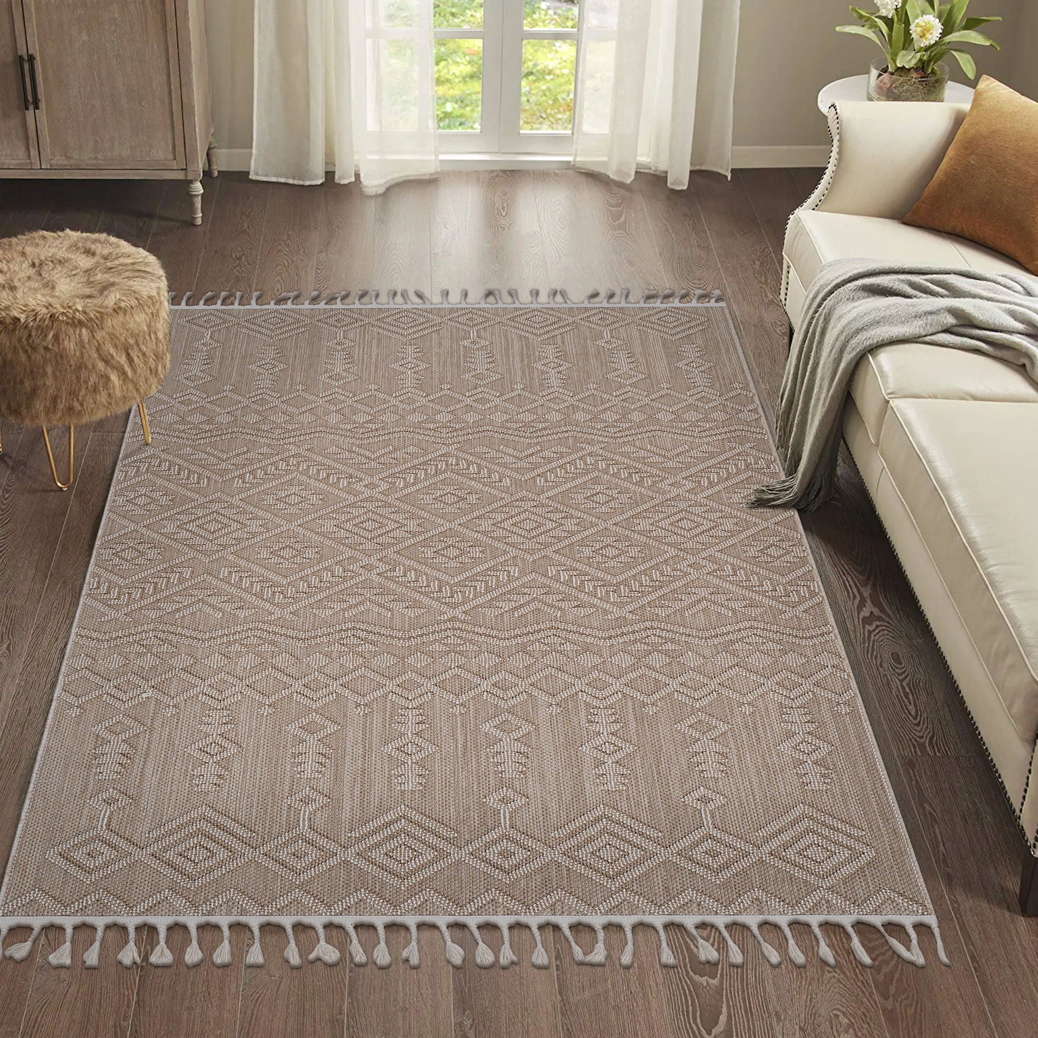 Guros - Trendy Traditional Indoor / Outdoor Rug