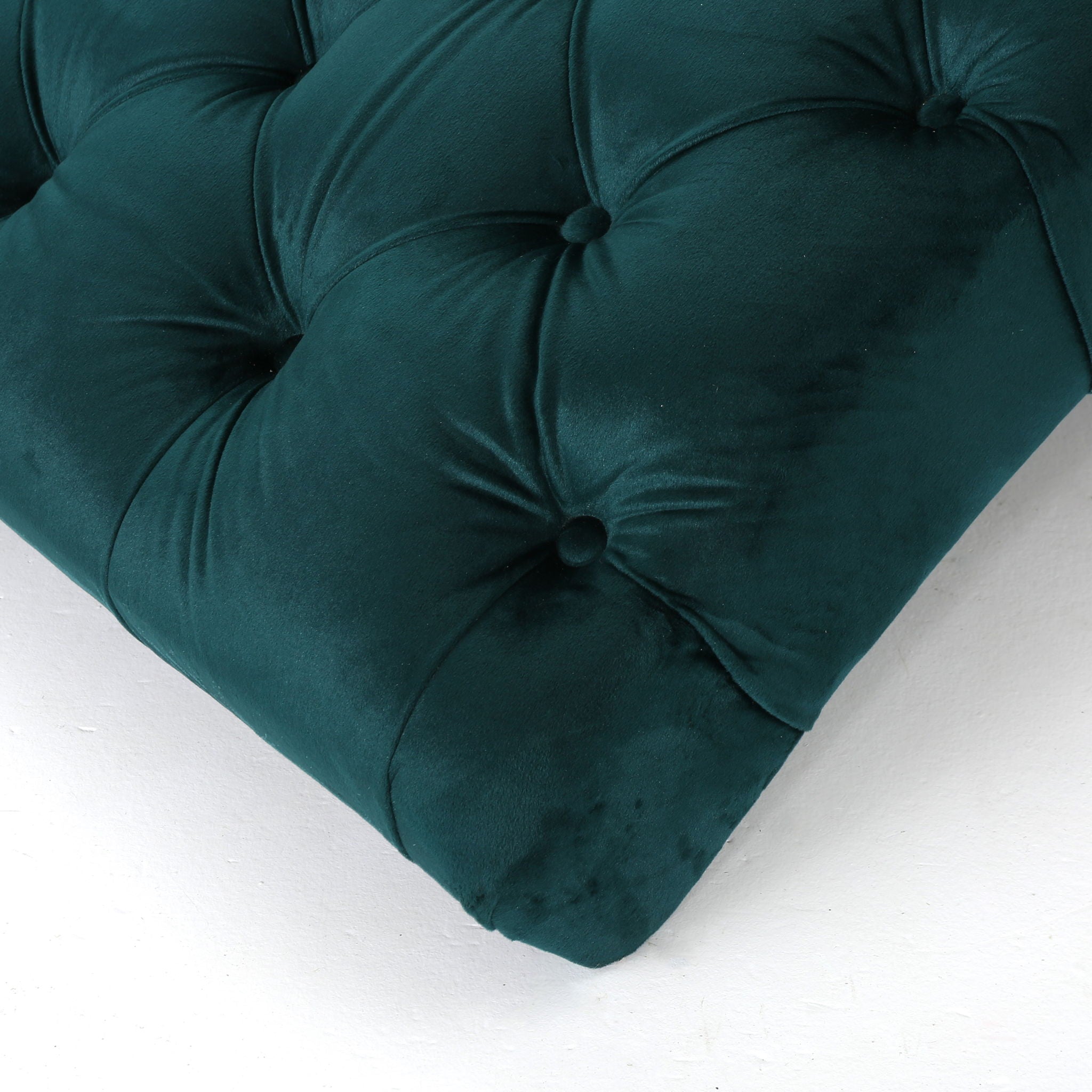 Elegant Tufted Chaise Lounge With Curved Design