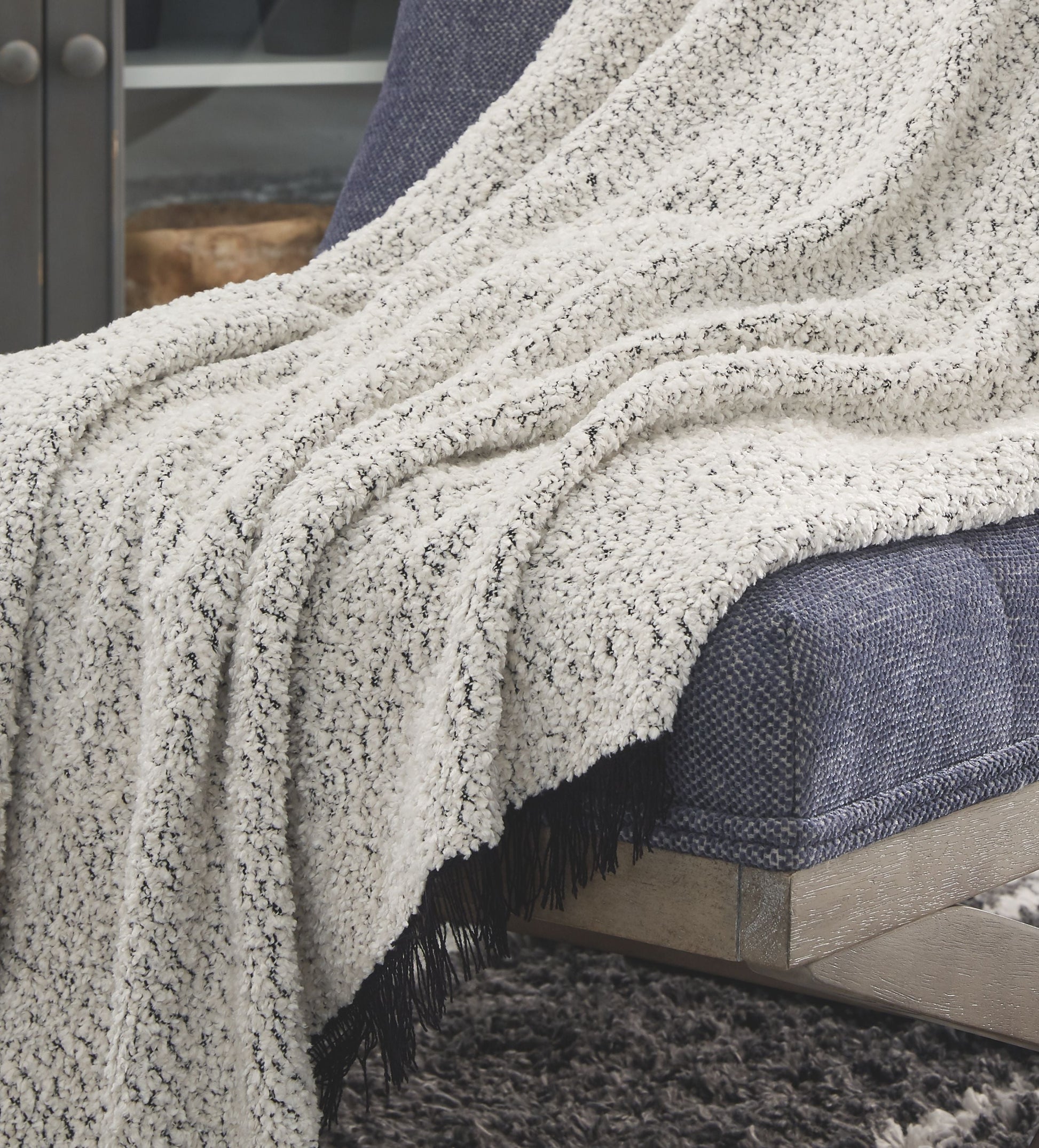 Ashley Furniture Leonita - Throw | Meri Furniture