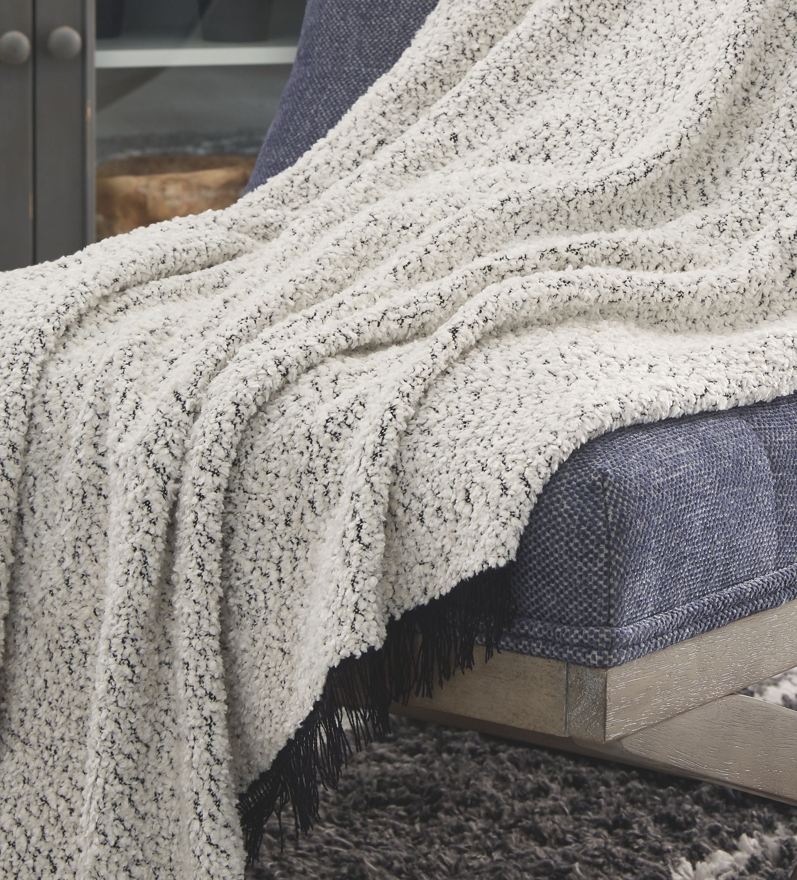 Ashley Furniture Leonita - Throw | Meri Furniture