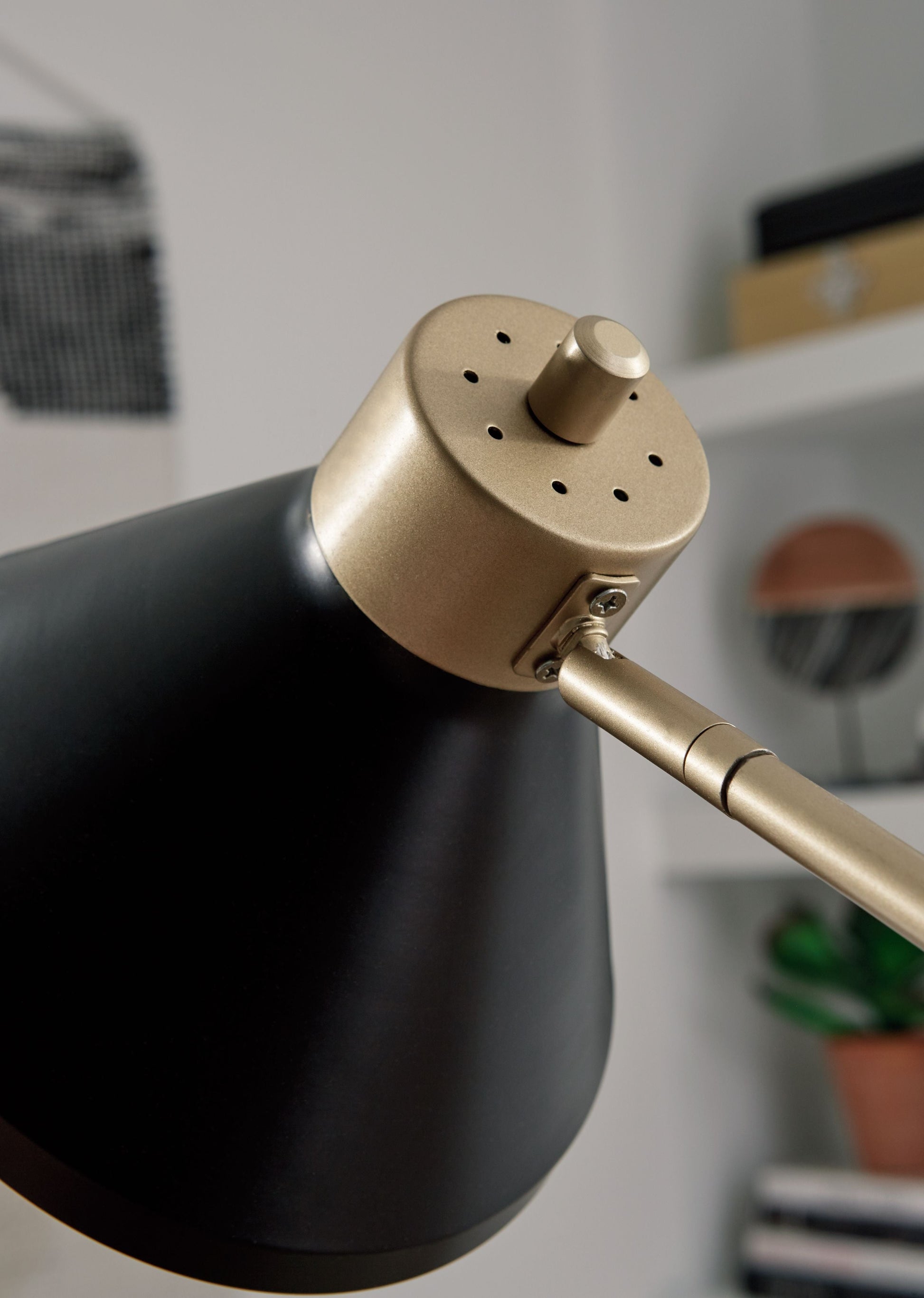 Ashley Furniture Garville - Metal Lamp | Meri Furniture
