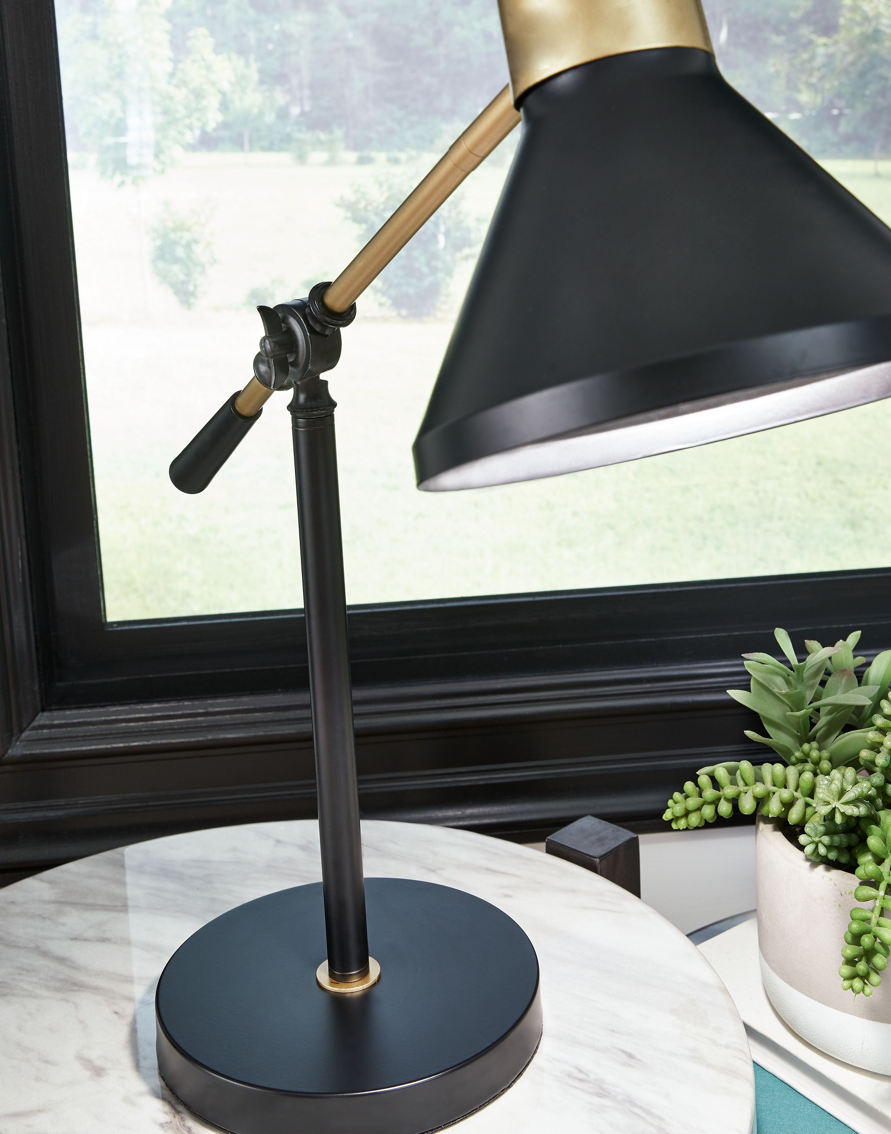 Ashley Furniture Garville - Metal Lamp | Meri Furniture