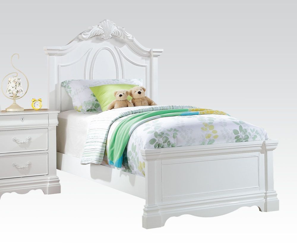 The Estrella girl's bedroom collection features decorative crown carving on headboard and mirror. Its matching case goods decorated with white finish hardware, which is simple but elegant. This gorgeous collection will be perfect for your princess.