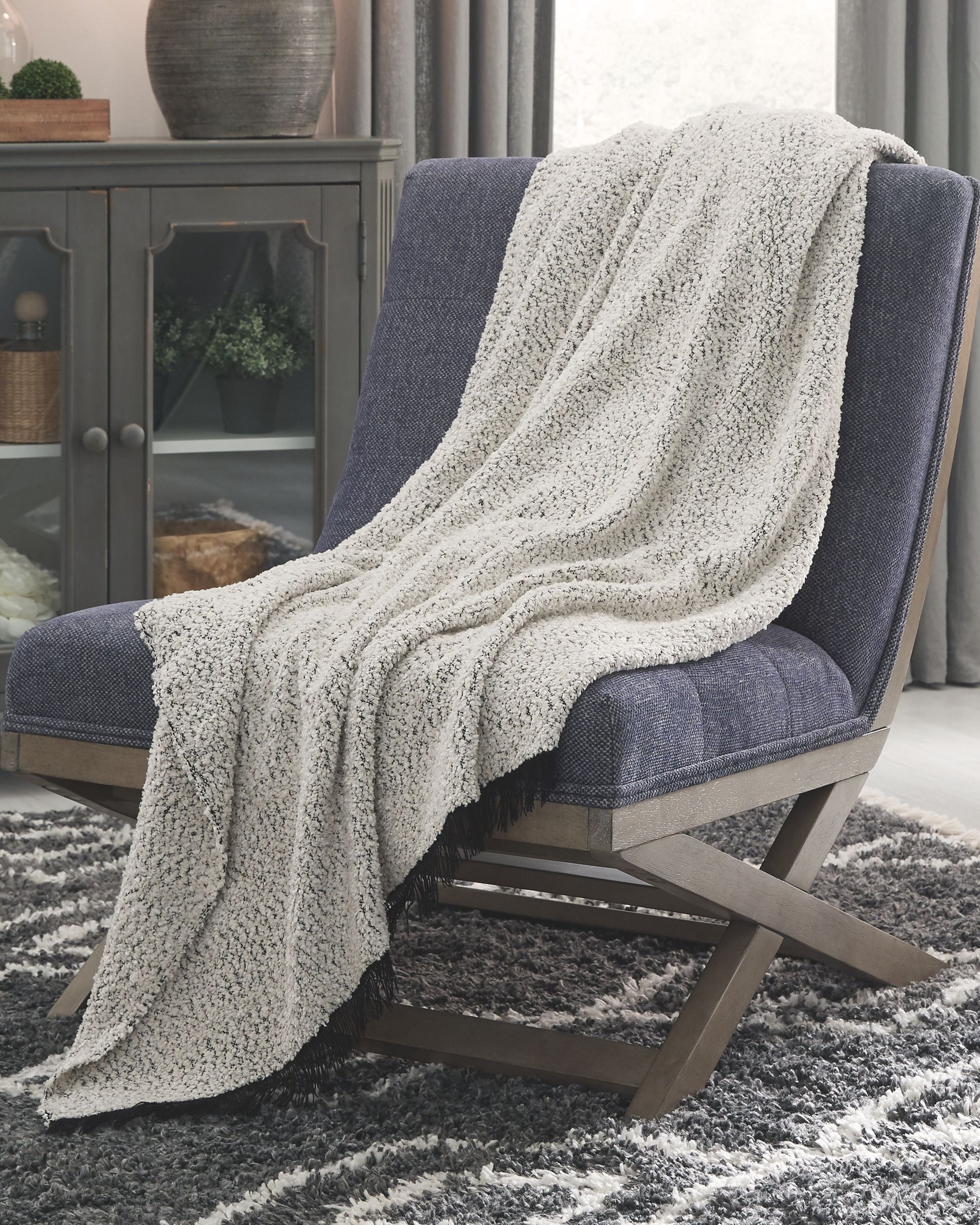 Ashley Furniture Leonita - Throw | Meri Furniture