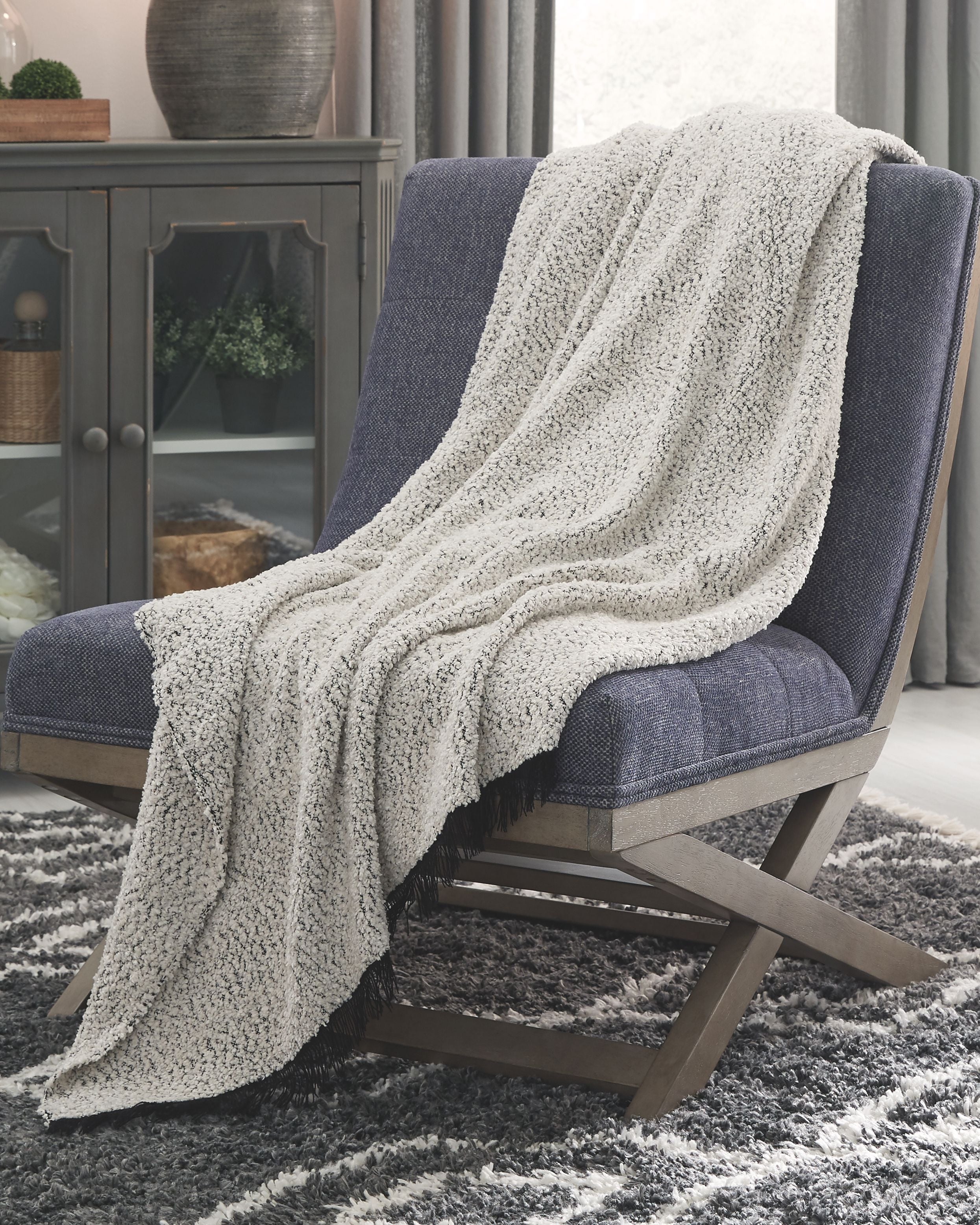 Ashley Furniture Leonita - Throw | Meri Furniture