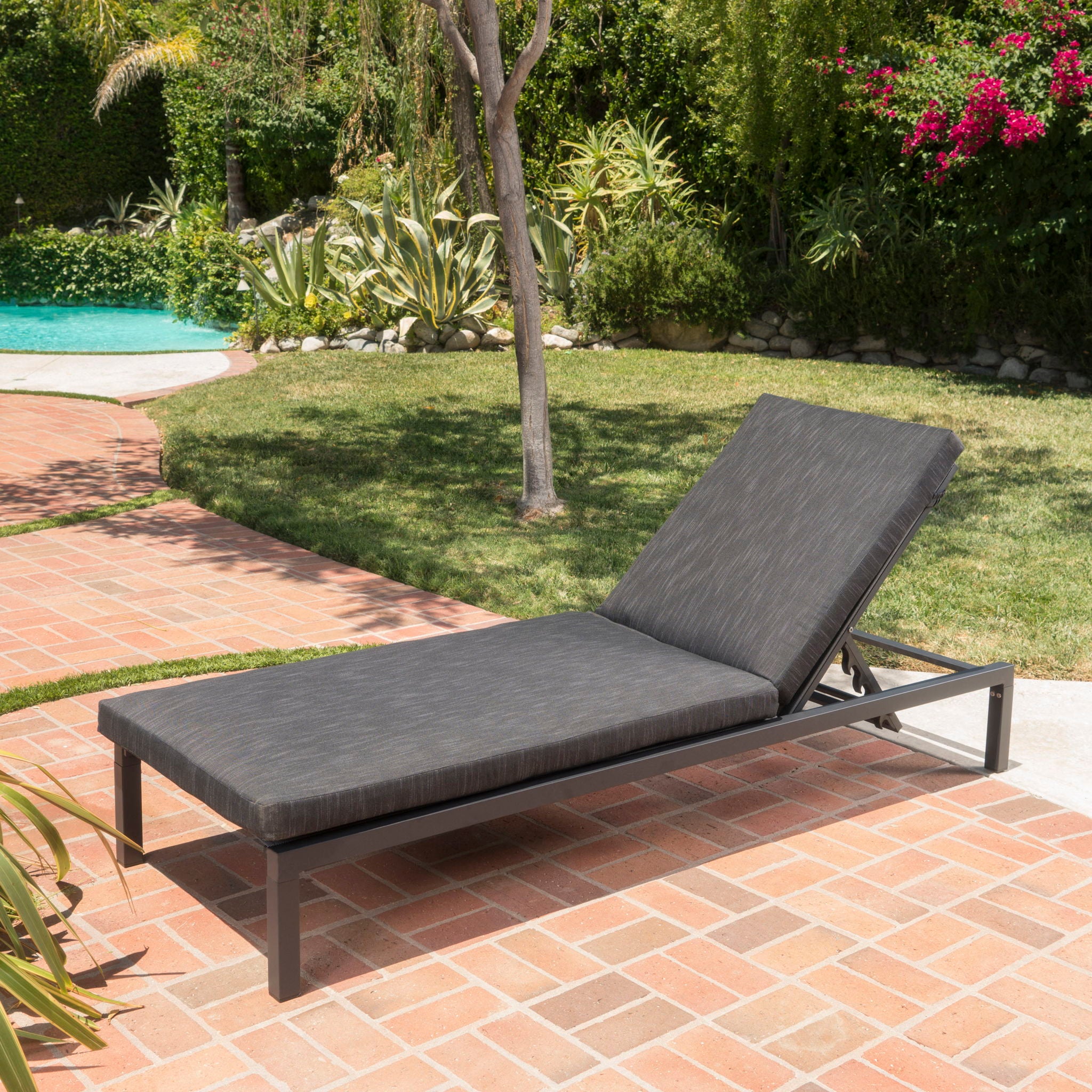 Modern Chaise Lounge With Wate Resistant Fabric Cushions