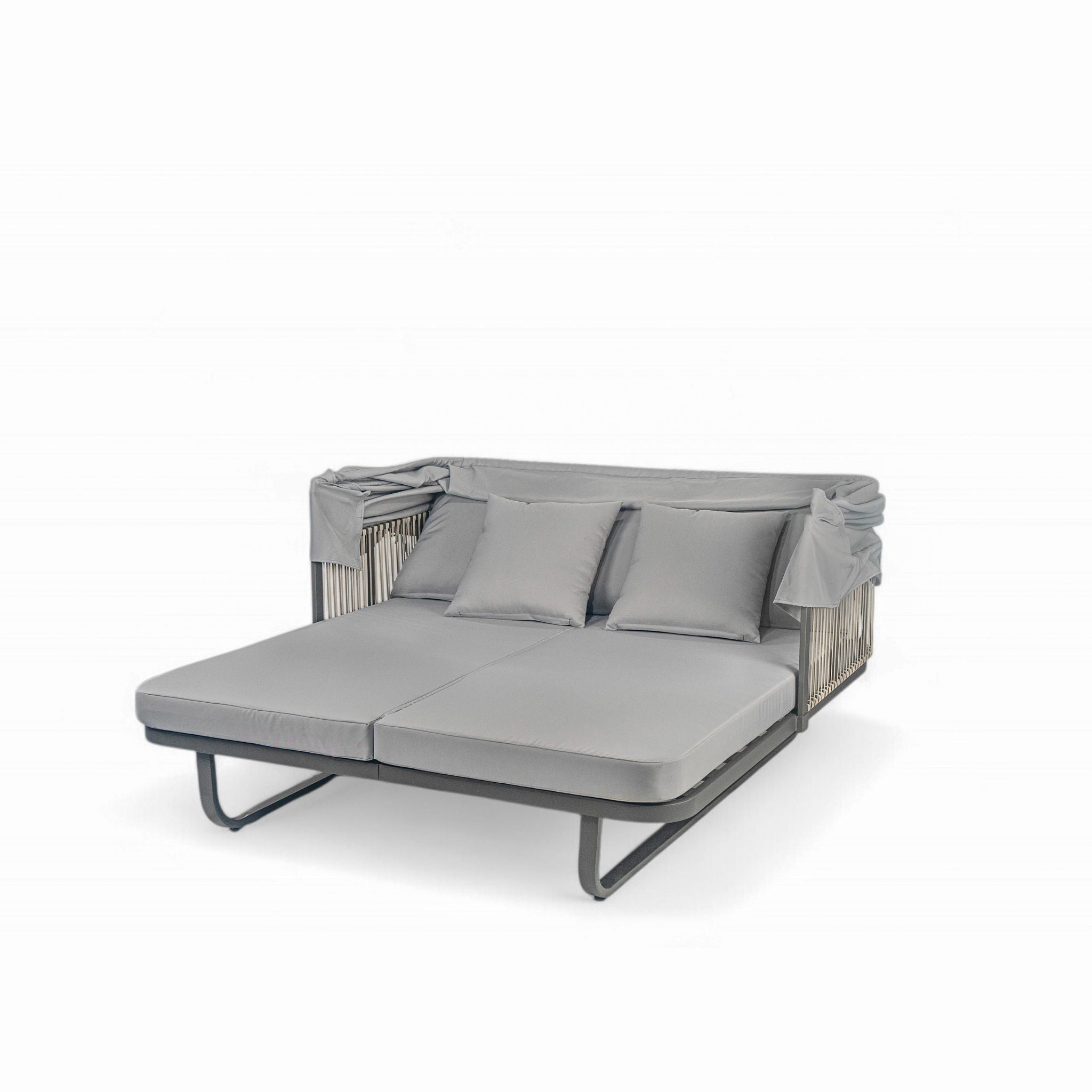 Outdoor Patio Rattan Daybed With Detachable Pillows