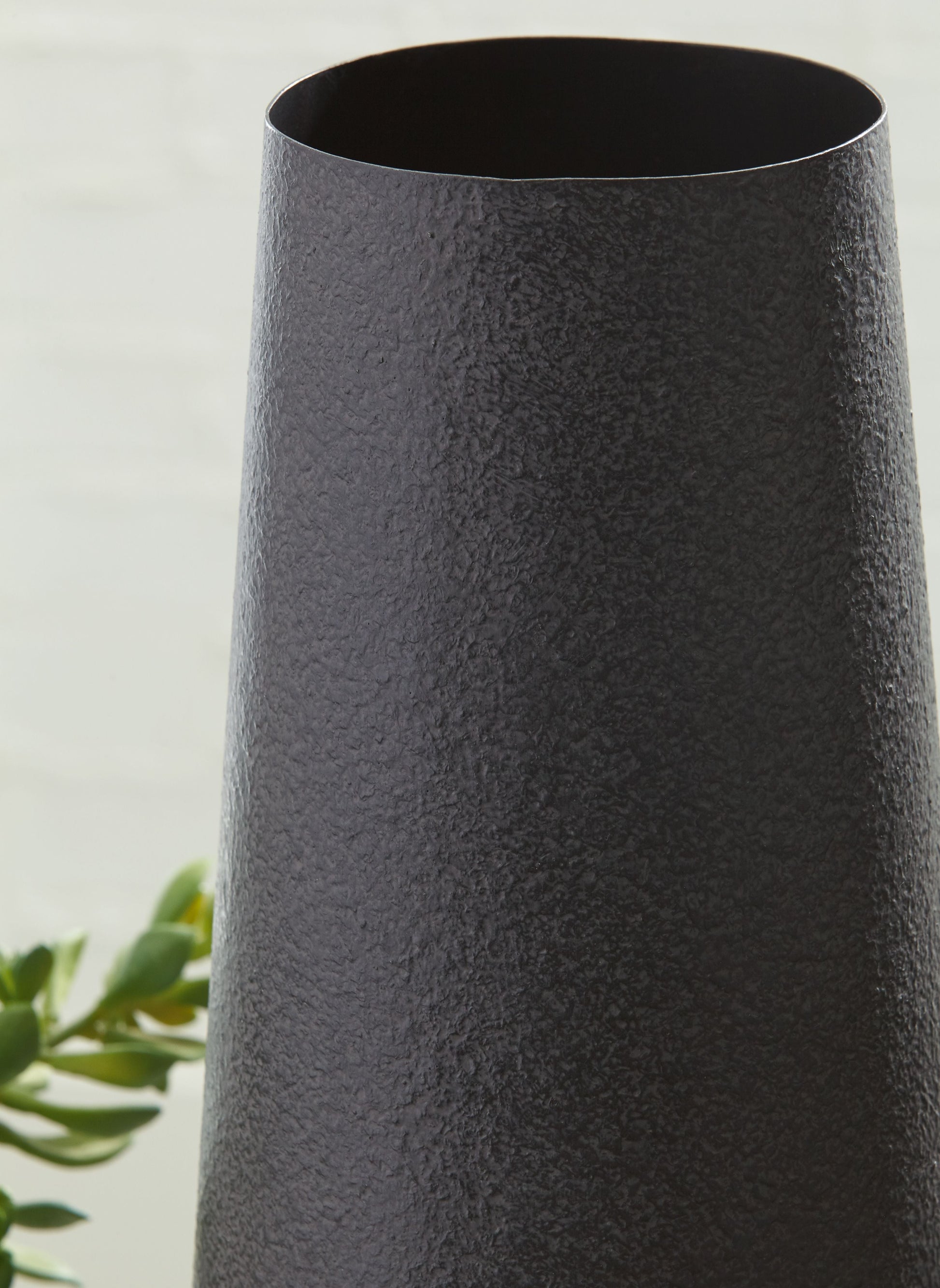 Signature Design by Ashley® Fynn - Vase | Meri Furniture
