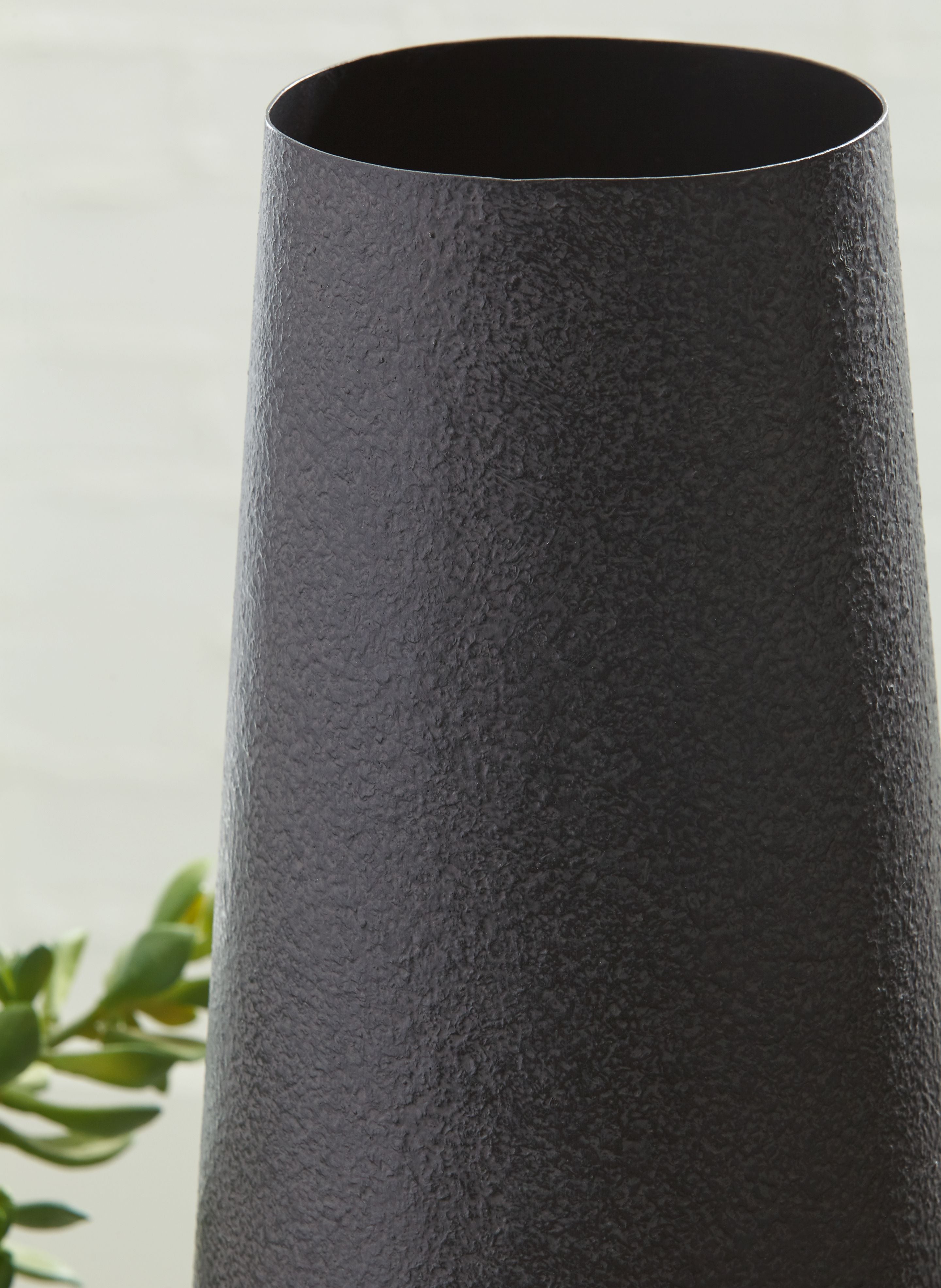 Signature Design by Ashley® Fynn - Vase | Meri Furniture