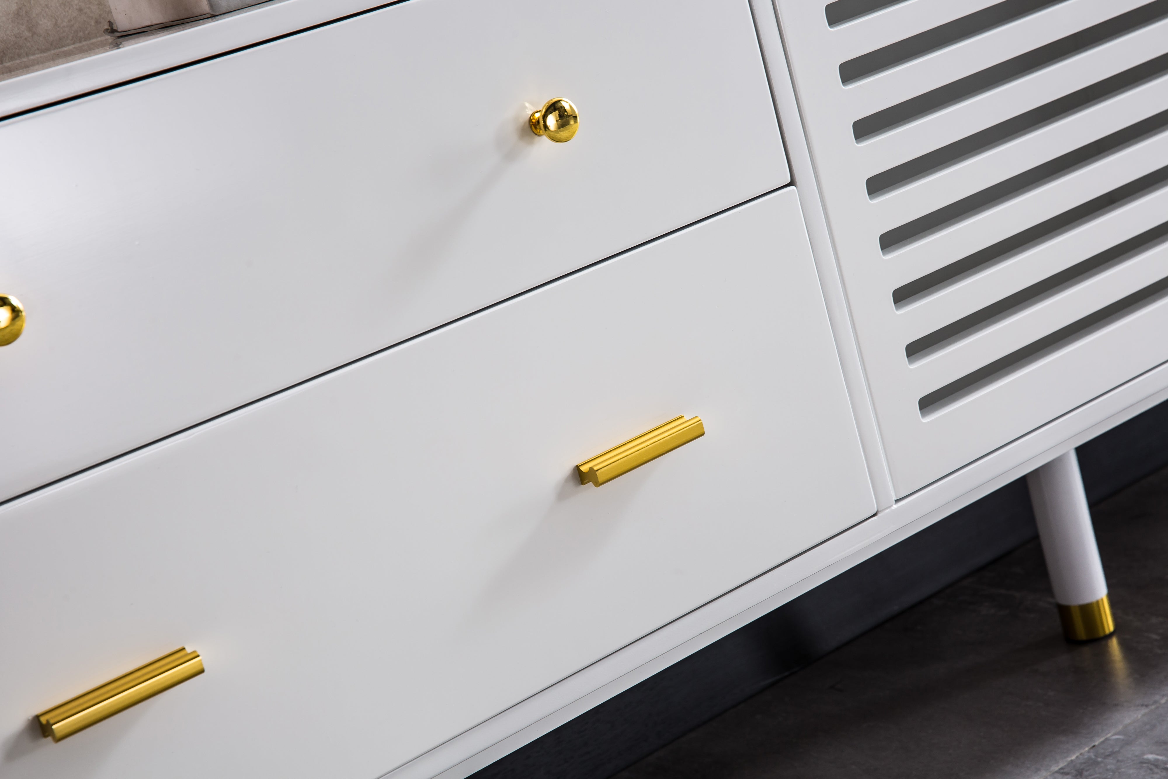 Modern White Lacquer TV Stand with Wooden Legs