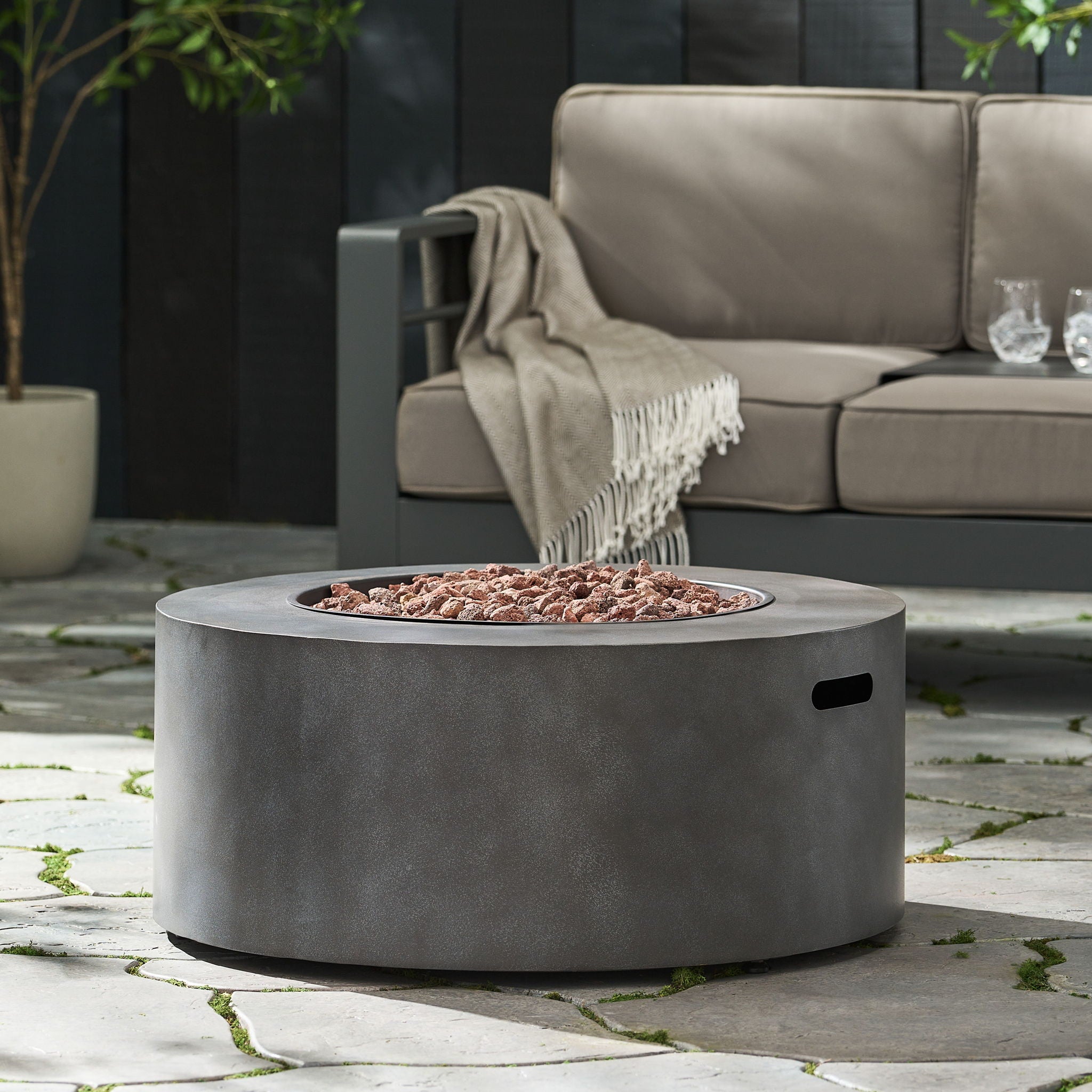 Round Iron Fire Pit With 40,000 Btu