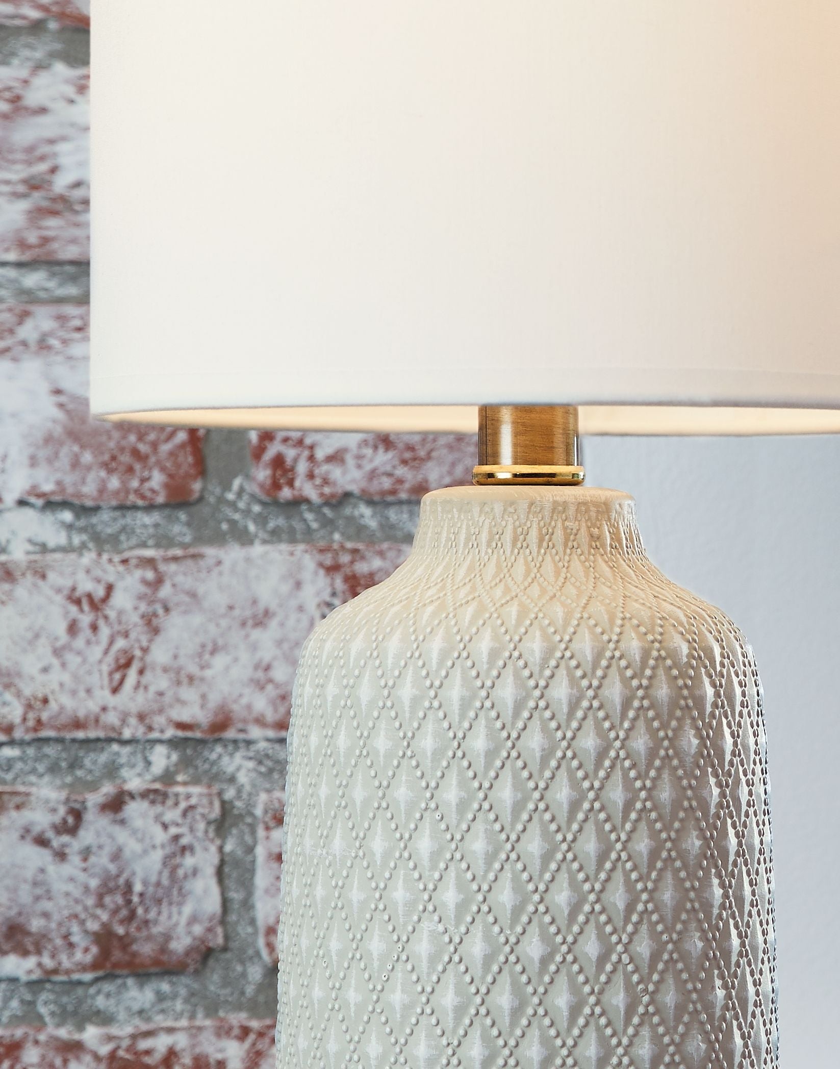 Ashley Furniture Donnford - Table Lamp | Meri Furniture