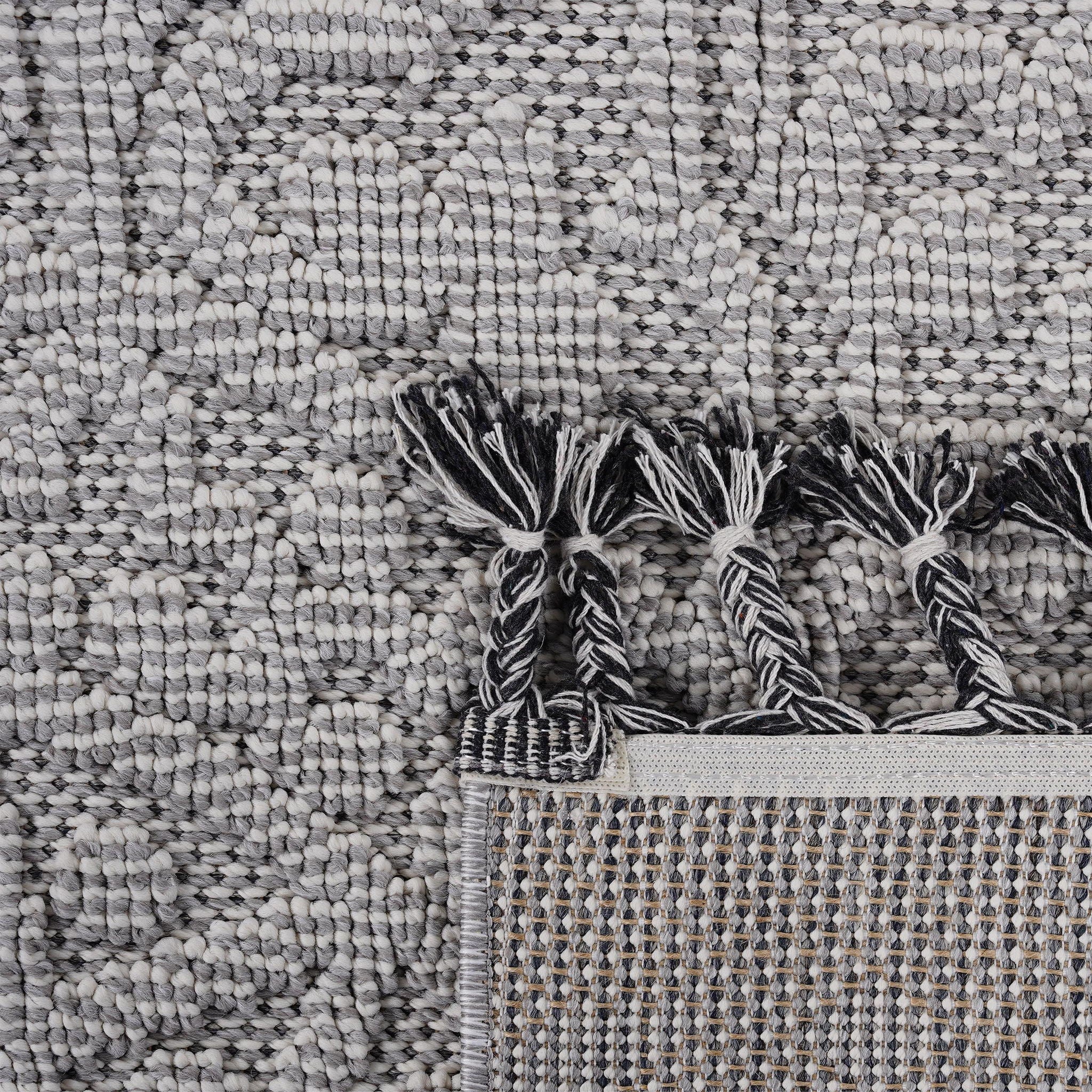 Guros - 6' X 9' Medallion Indoor / Outdoor Area Rug - White / Ivory