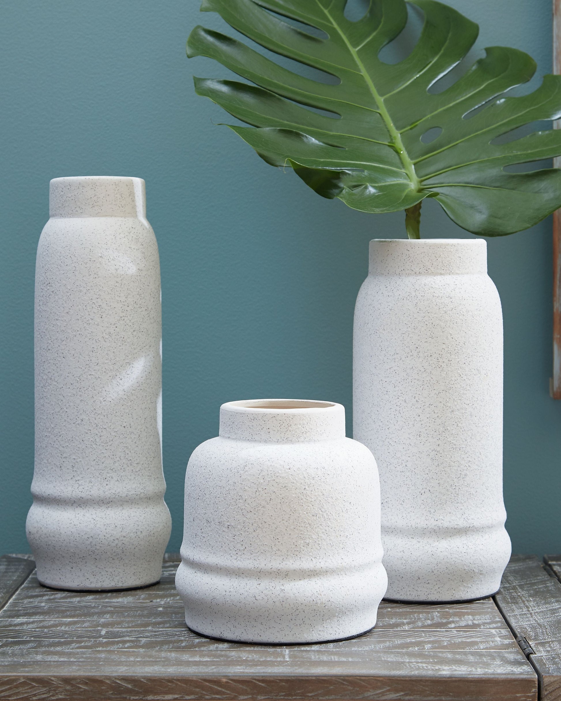 Ashley Furniture Jayden - White - Vase Set (Set of 3) | Meri Furniture