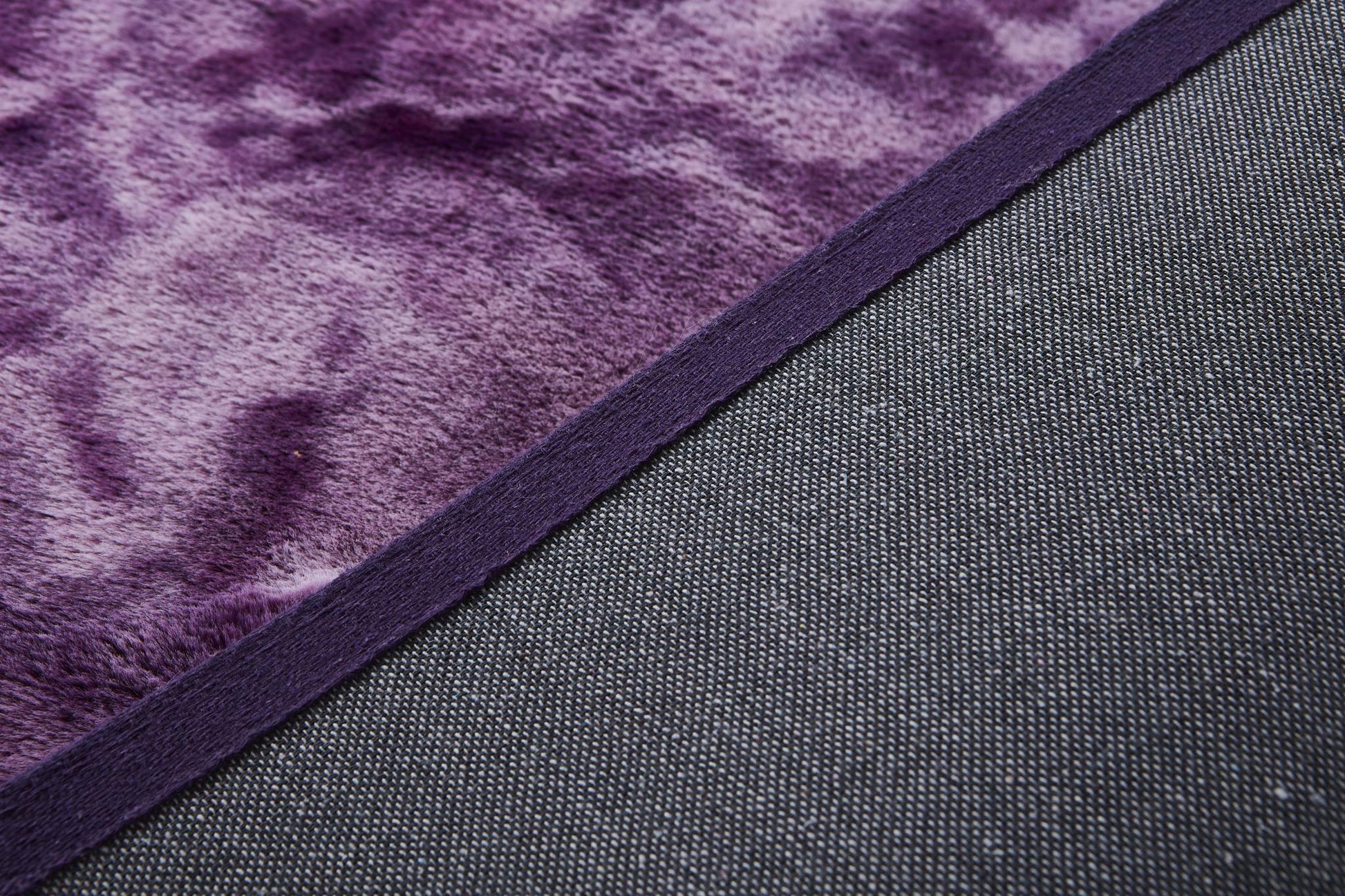 MDA Furniture AMORE Area Rug - 5' x 7' - AO0957 | Meri Furniture