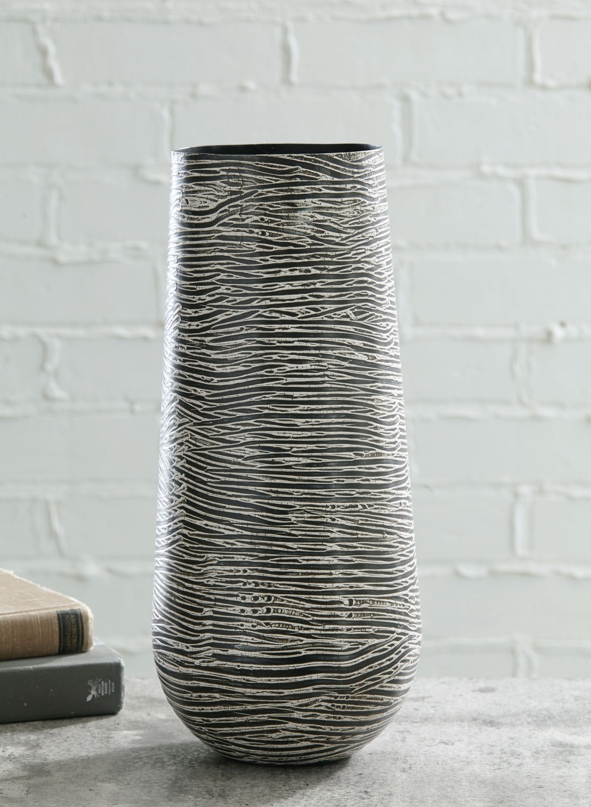 Signature Design by Ashley® Fynn - Vase | Meri Furniture