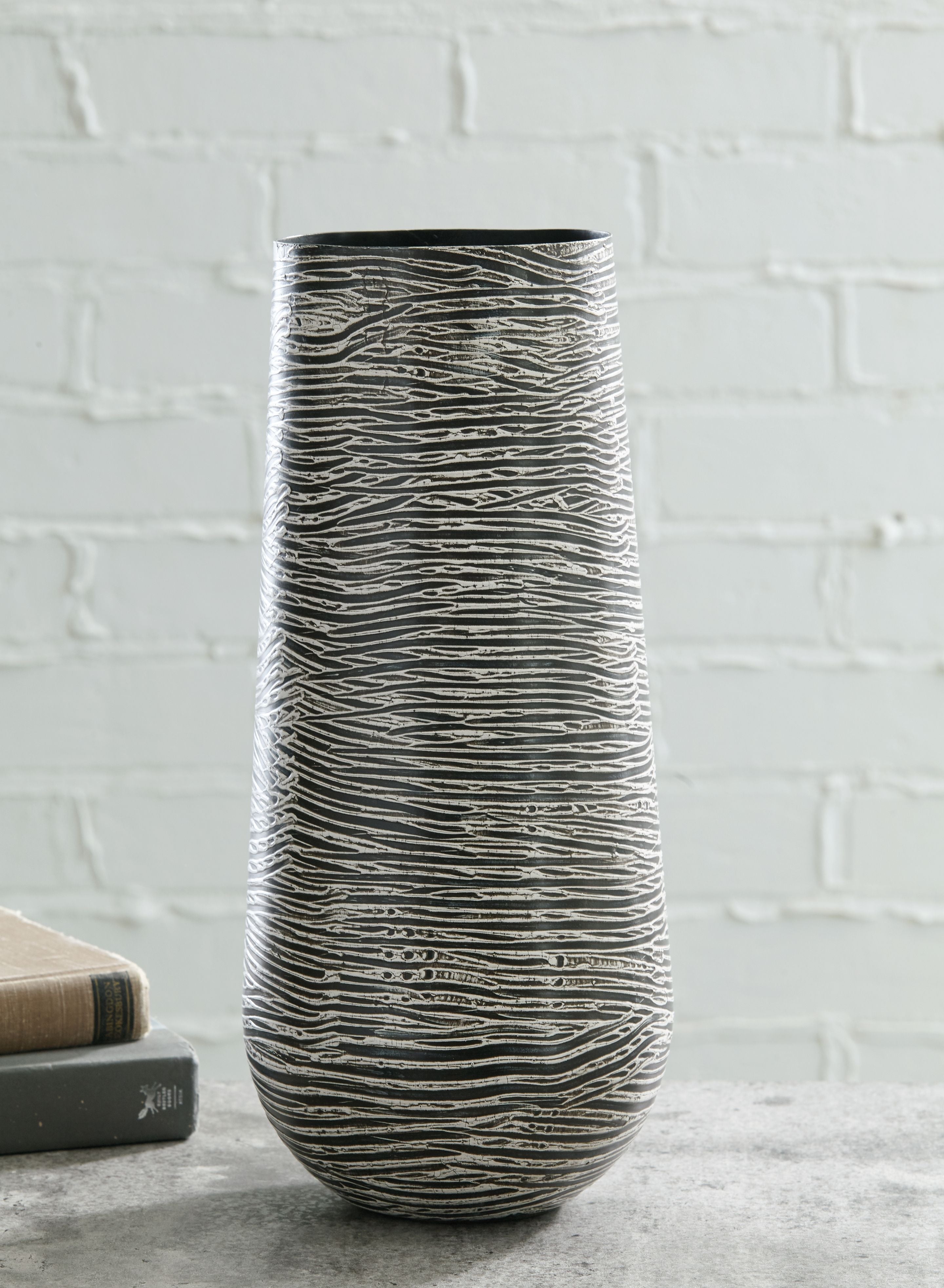 Signature Design by Ashley® Fynn - Vase | Meri Furniture