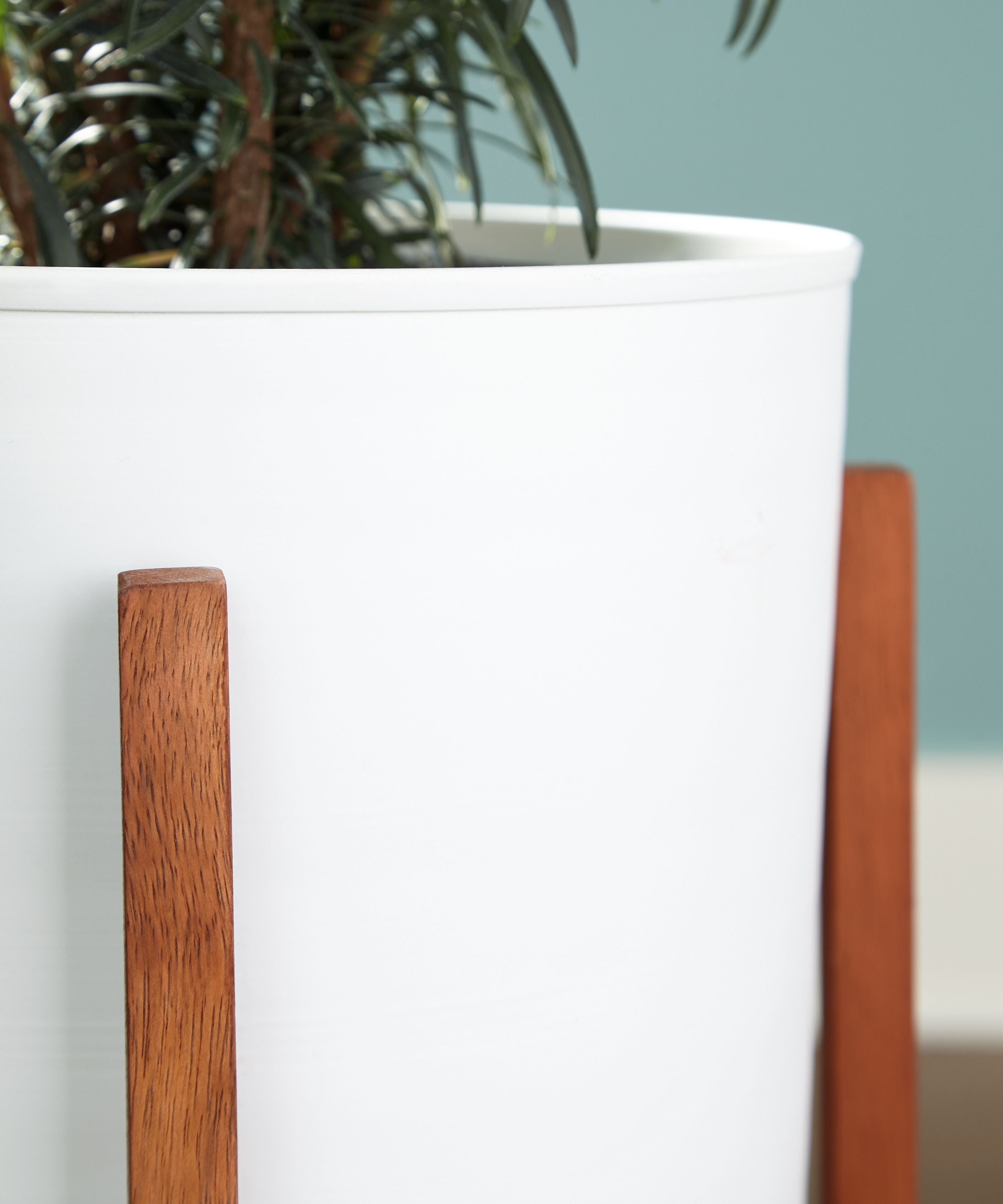 Ashley Furniture Dorcey - White / Brown - Planter Set (Set of 2) | Meri Furniture