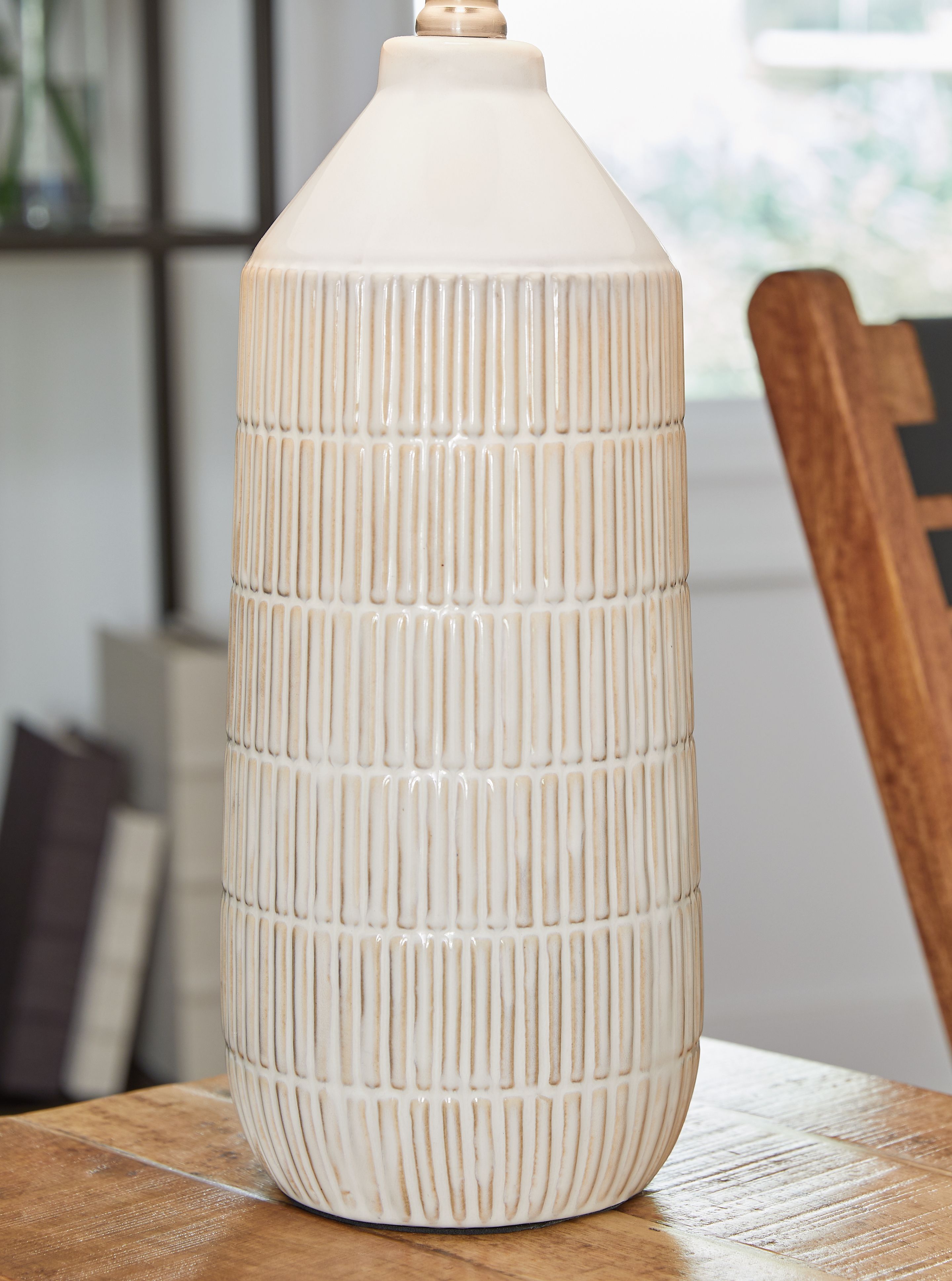 Signature Design by Ashley® Willport - Off White - Ceramic Table Lamp (Set of 2) | Meri Furniture
