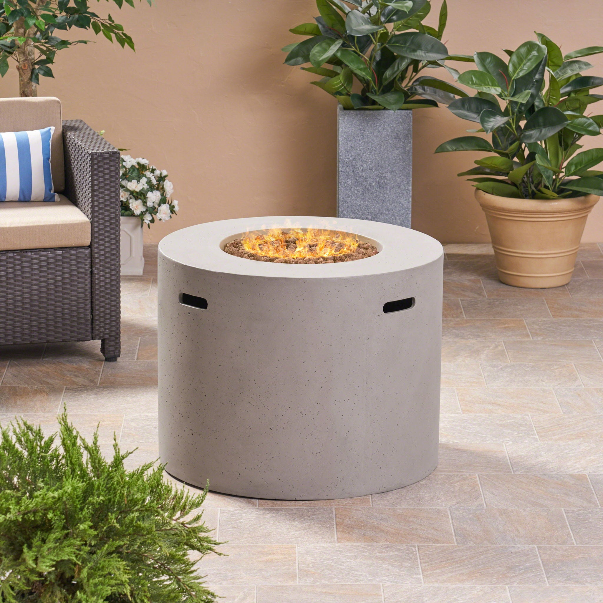 Round Iron Fire Pit With 40,000 Btu