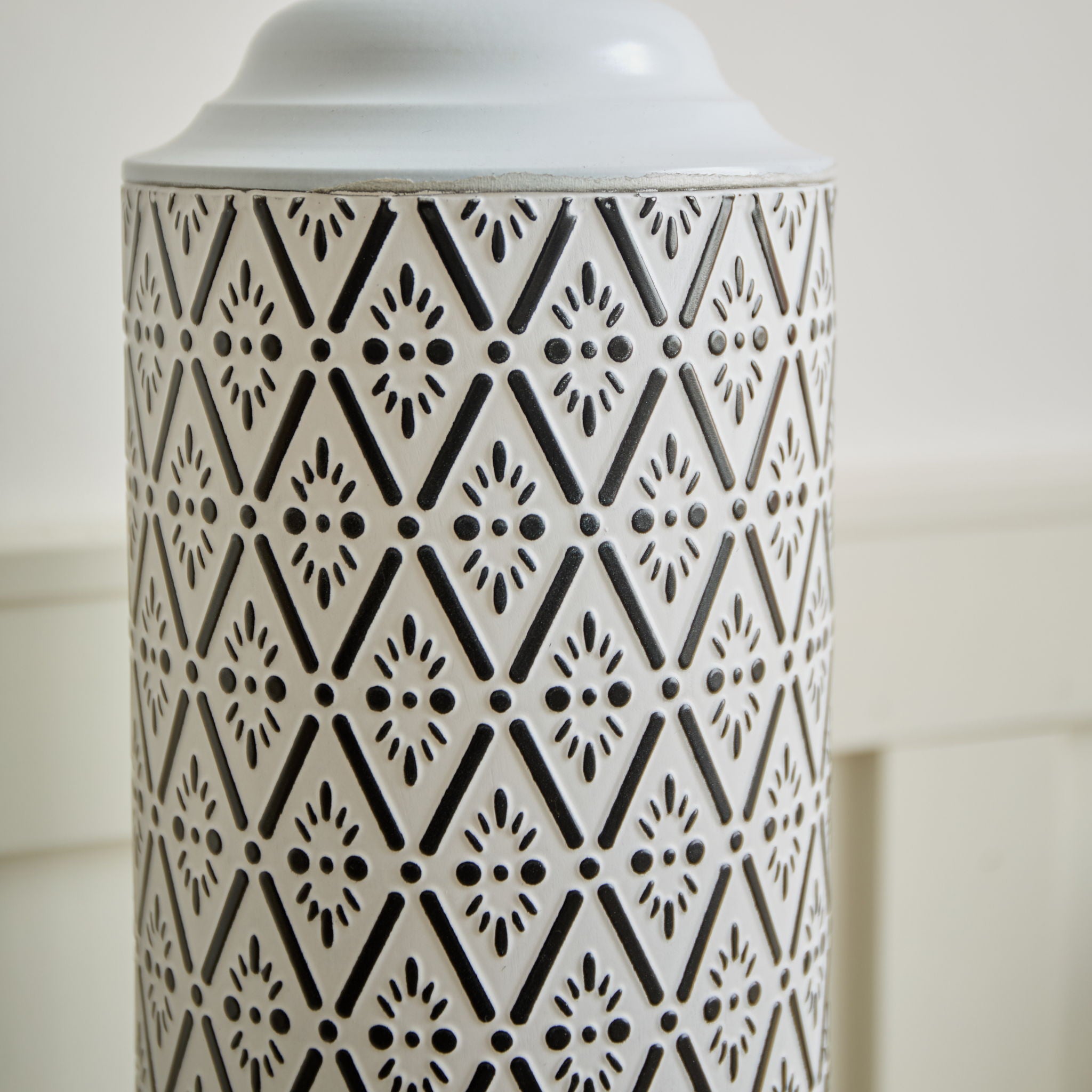 Modern Floor Vase Set Metal Vases With Geometric Pattern, 3 Piece Home Decor Set - White / Black