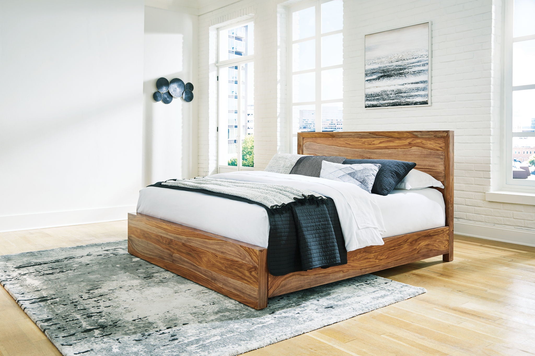 Dressonni - Queen Panel Bed - Brown