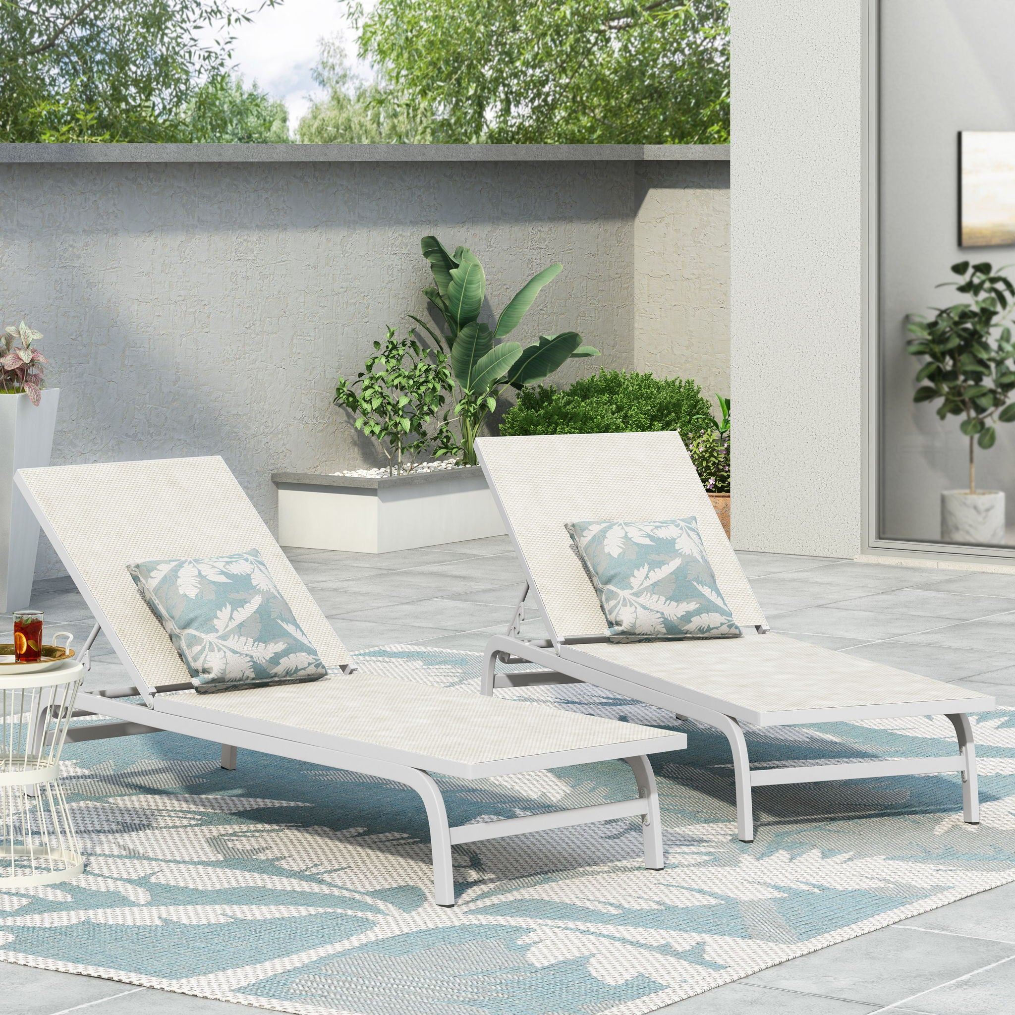 Finn - Contemporary Chaise Lounge For Outdoor Relaxation