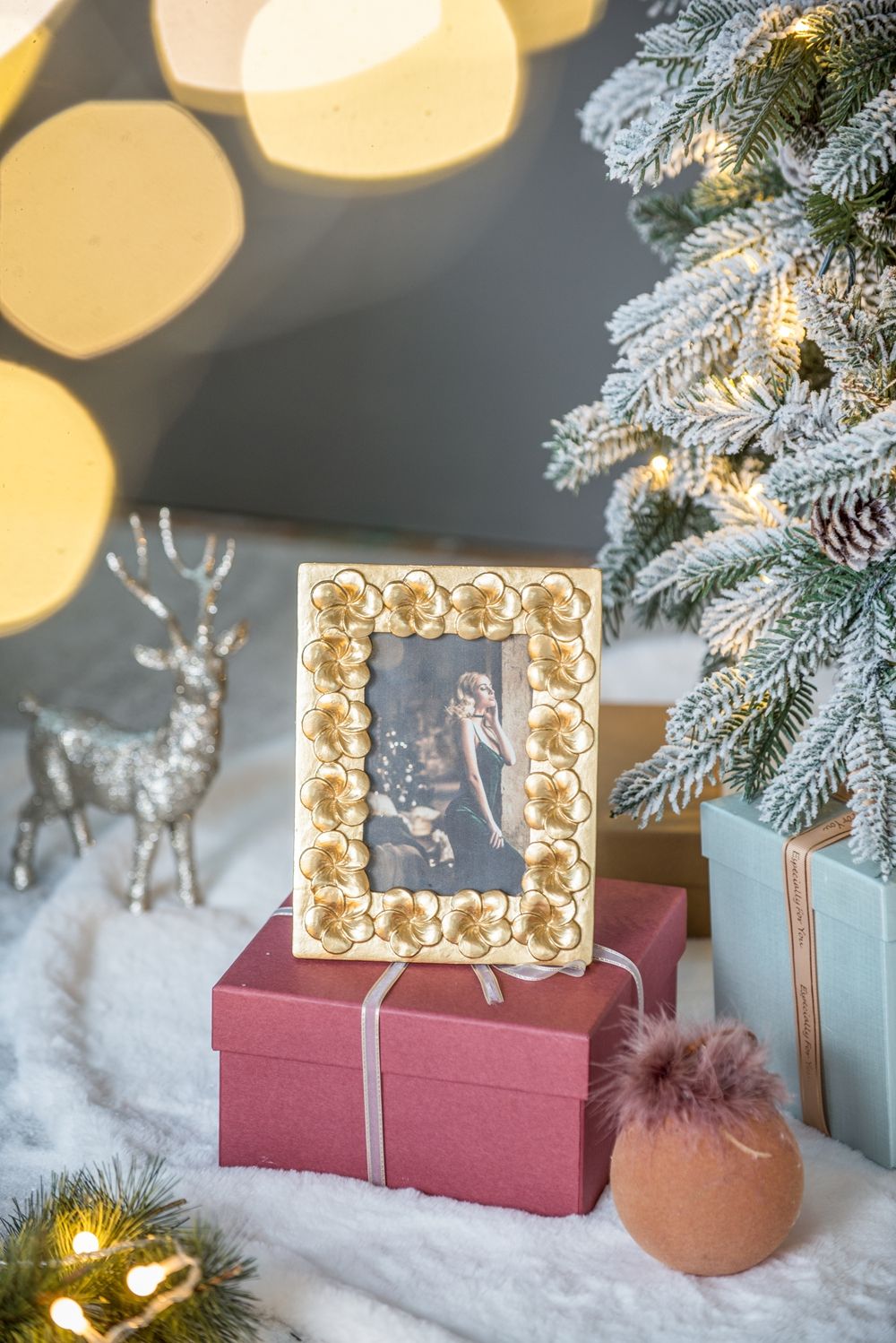 Vintage Photo Frame & Flower Design