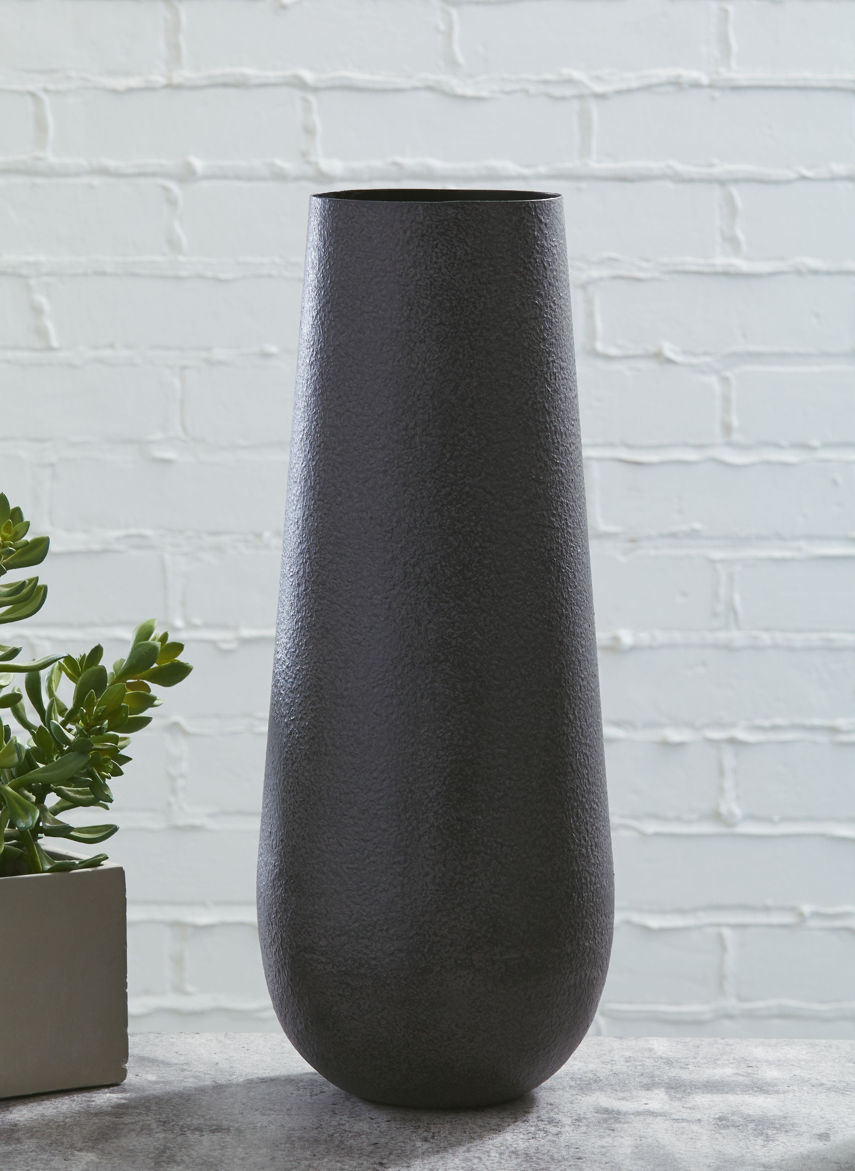 Signature Design by Ashley® Fynn - Vase | Meri Furniture