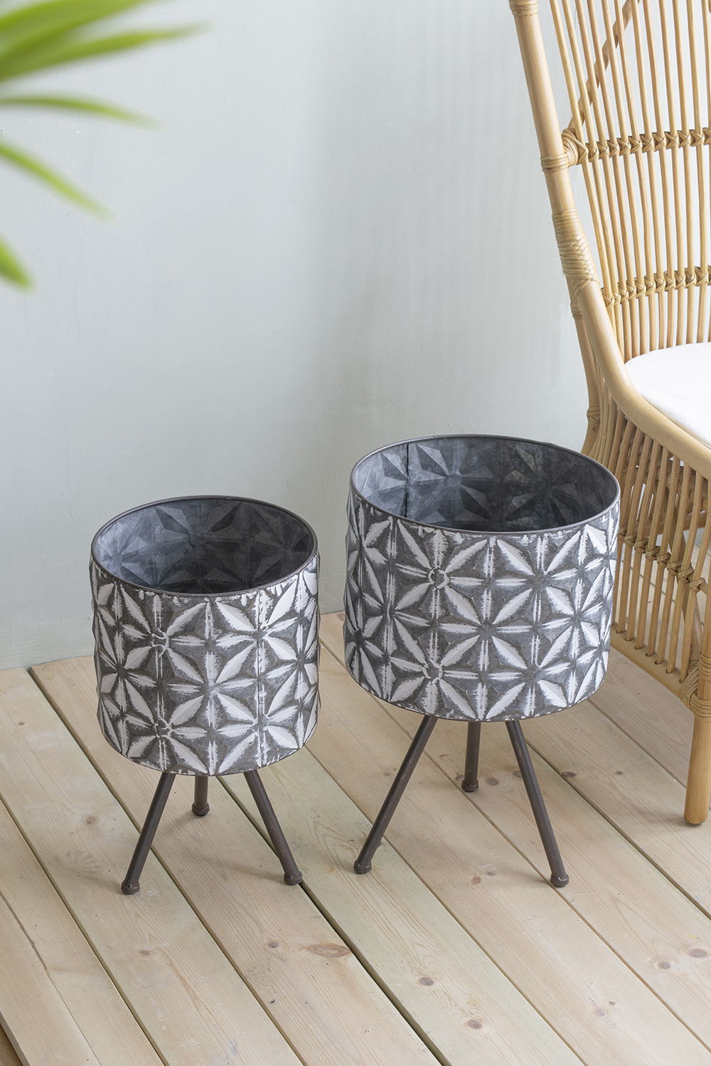 Metal Planter Stand, Round Galvanized Farmhouse Planter (Set of 2) - Gray