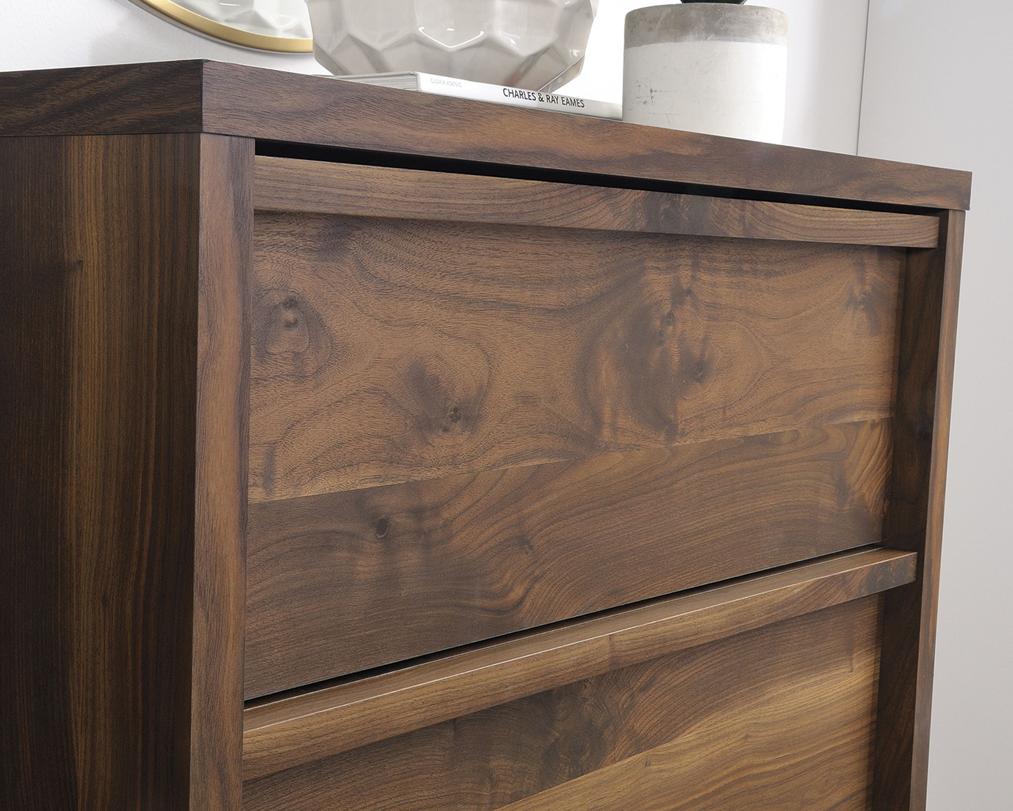 Harvey Park 4-Drawer Chest in Grand Walnut