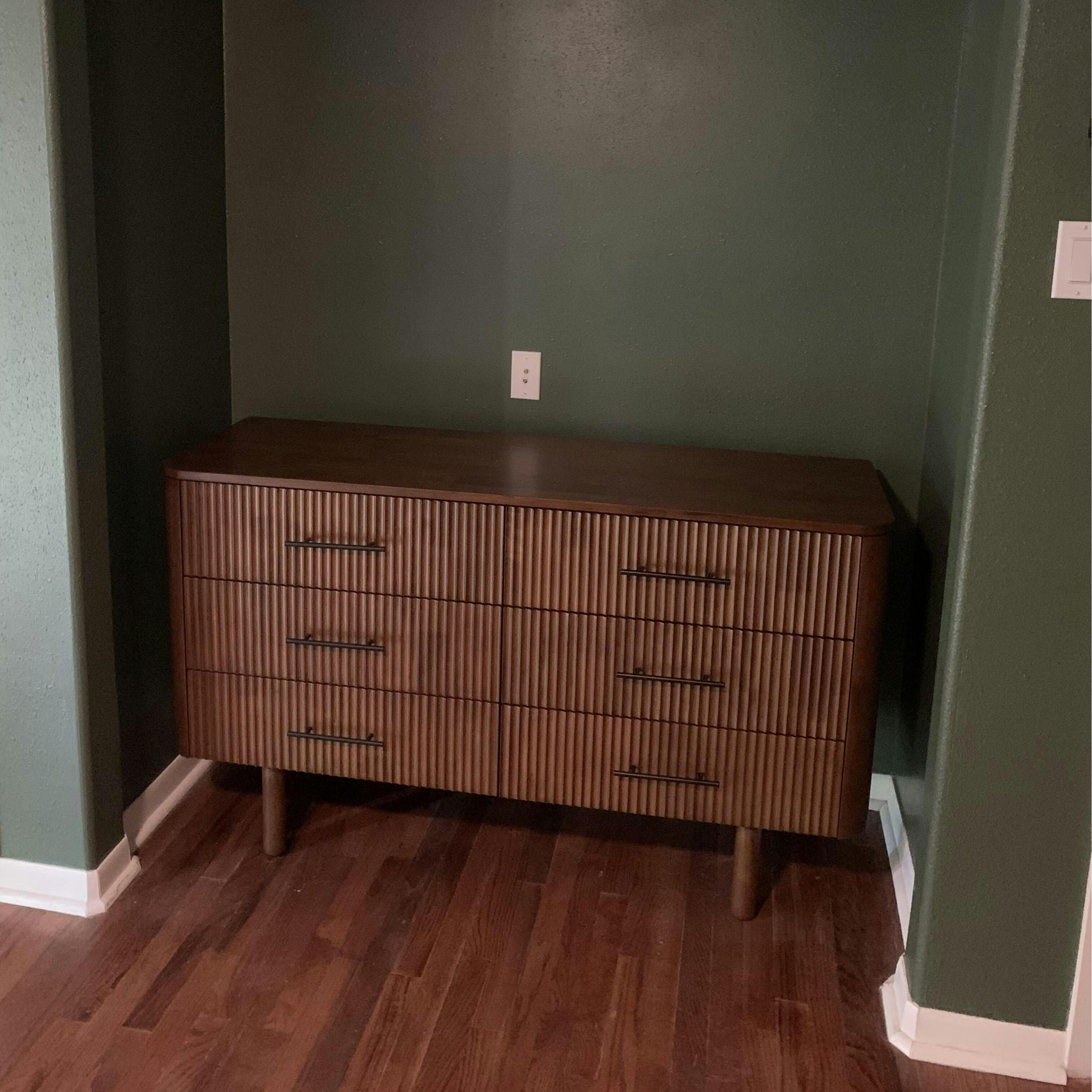 Logan - Mid-Century Modern Dresser With 6 Drawers - Brown