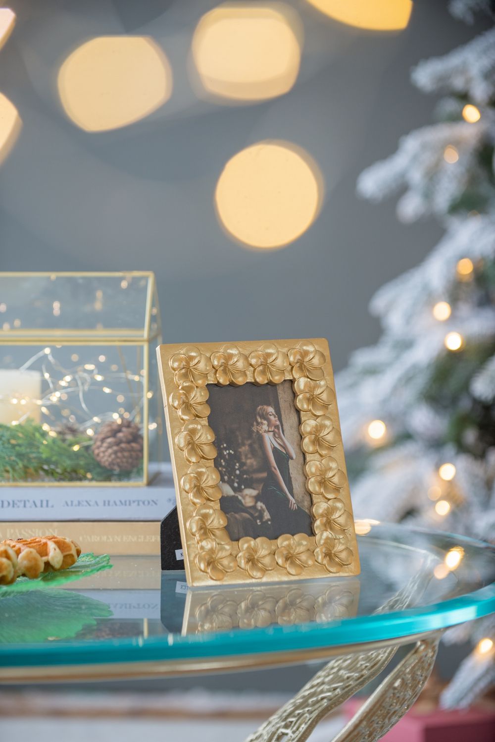 Vintage Photo Frame & Flower Design