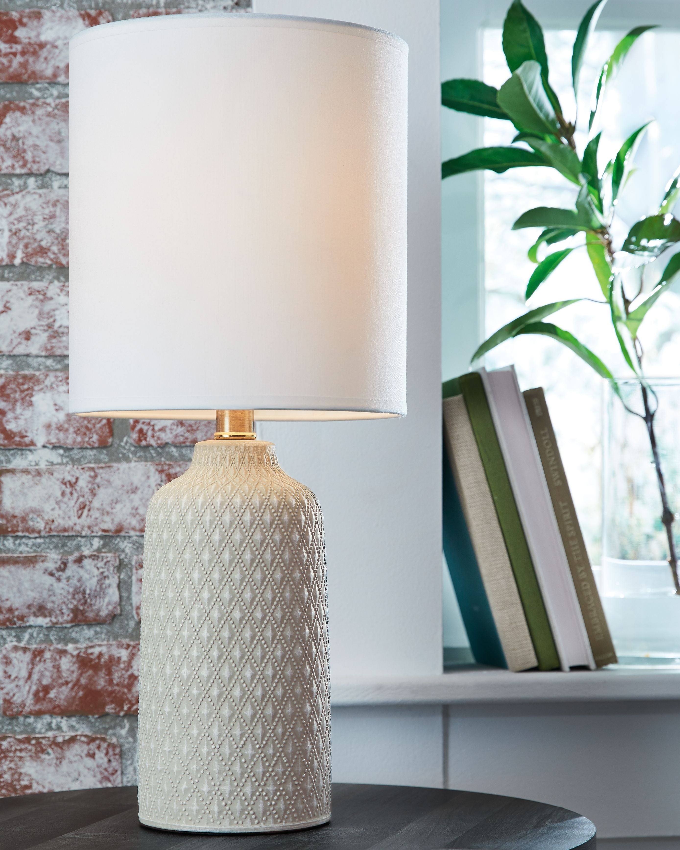 Ashley Furniture Donnford - Table Lamp | Meri Furniture