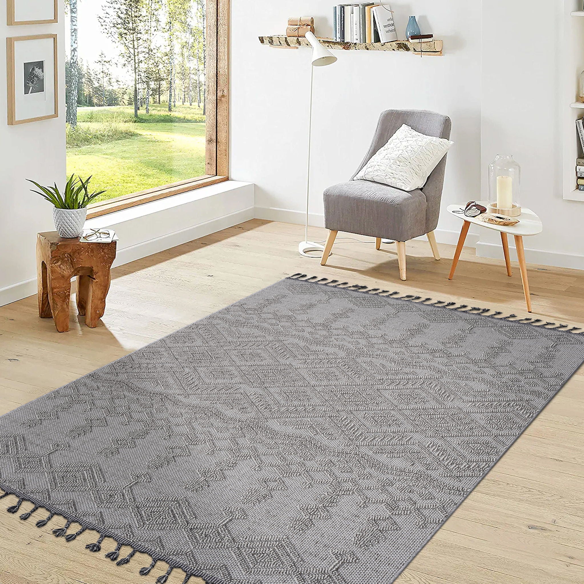 Guros - 6' X 9' Traditional Indoor / Outdoor Area Rug - White