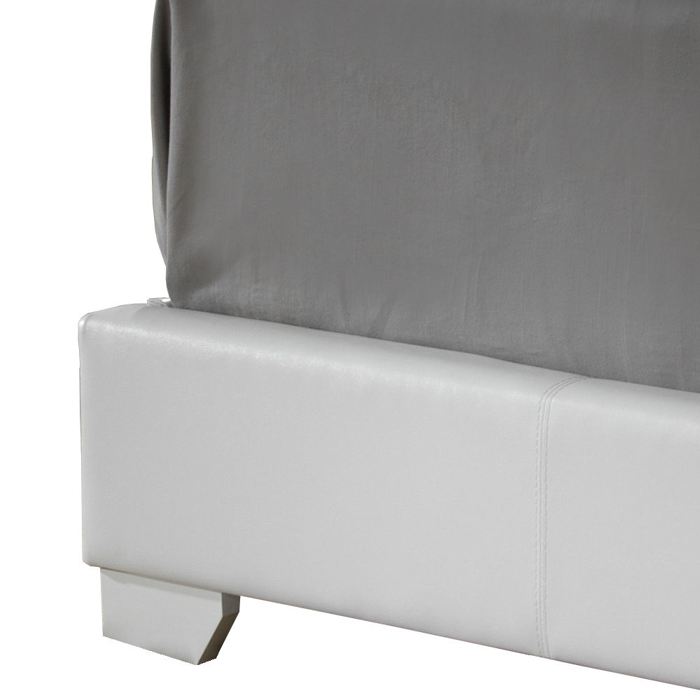 Elegant Platform Bed For Relaxed Spaces