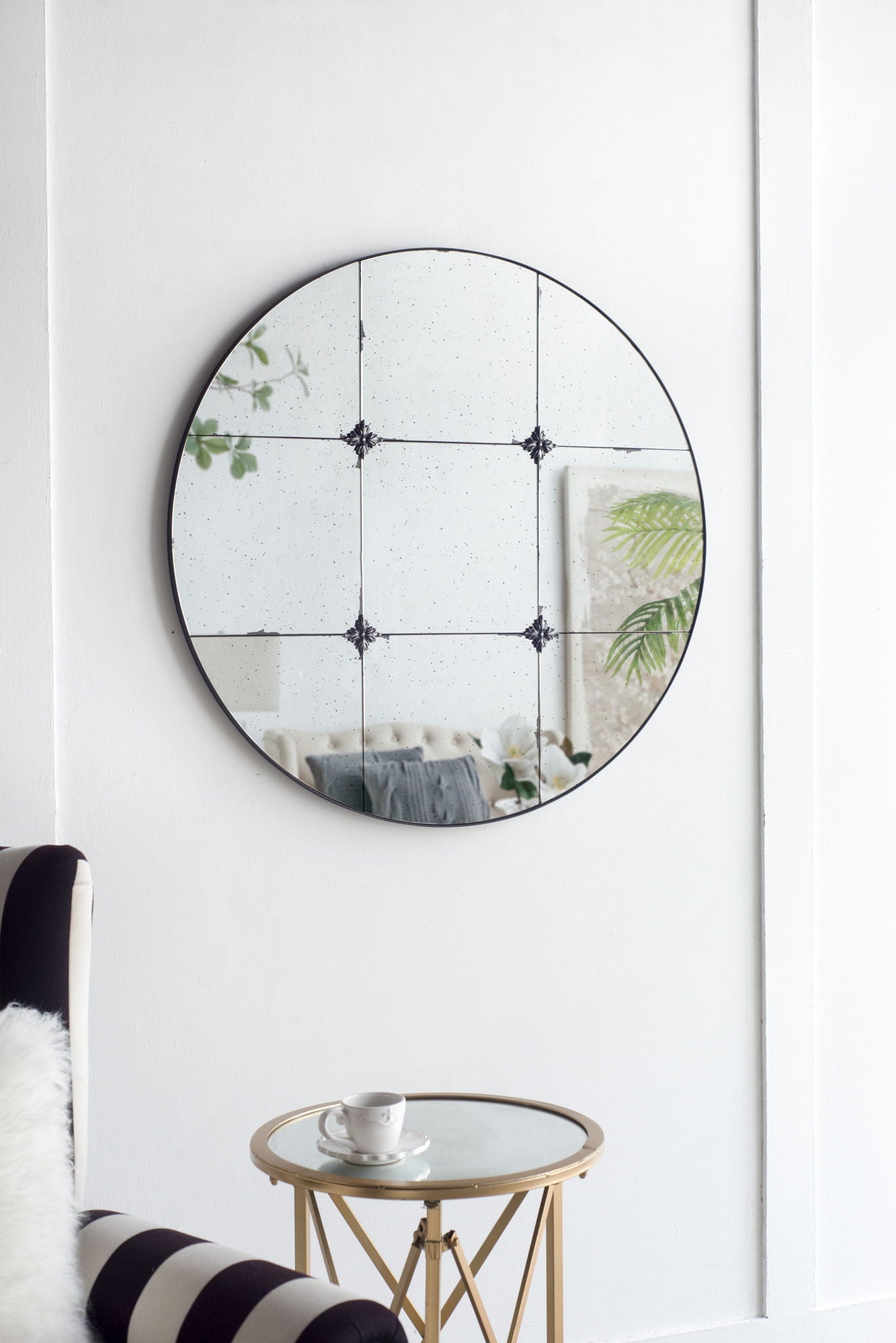 Traditional Decor Style Round Antique Glass Wall Mirror, Wall Decor For For Bathroom Entryway Console Lean Against Wall - Black